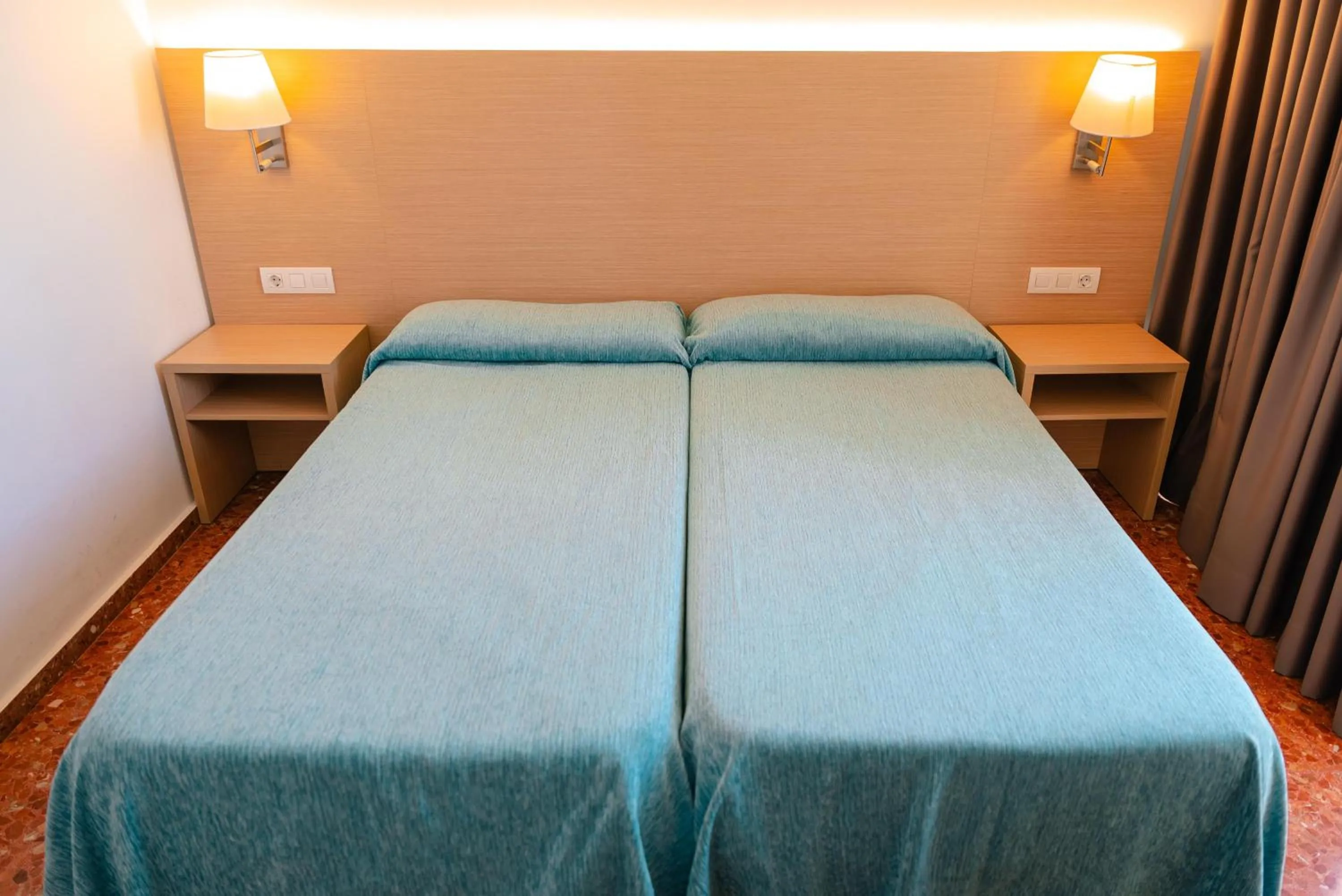 Photo of the whole room, Bed in Port Europa