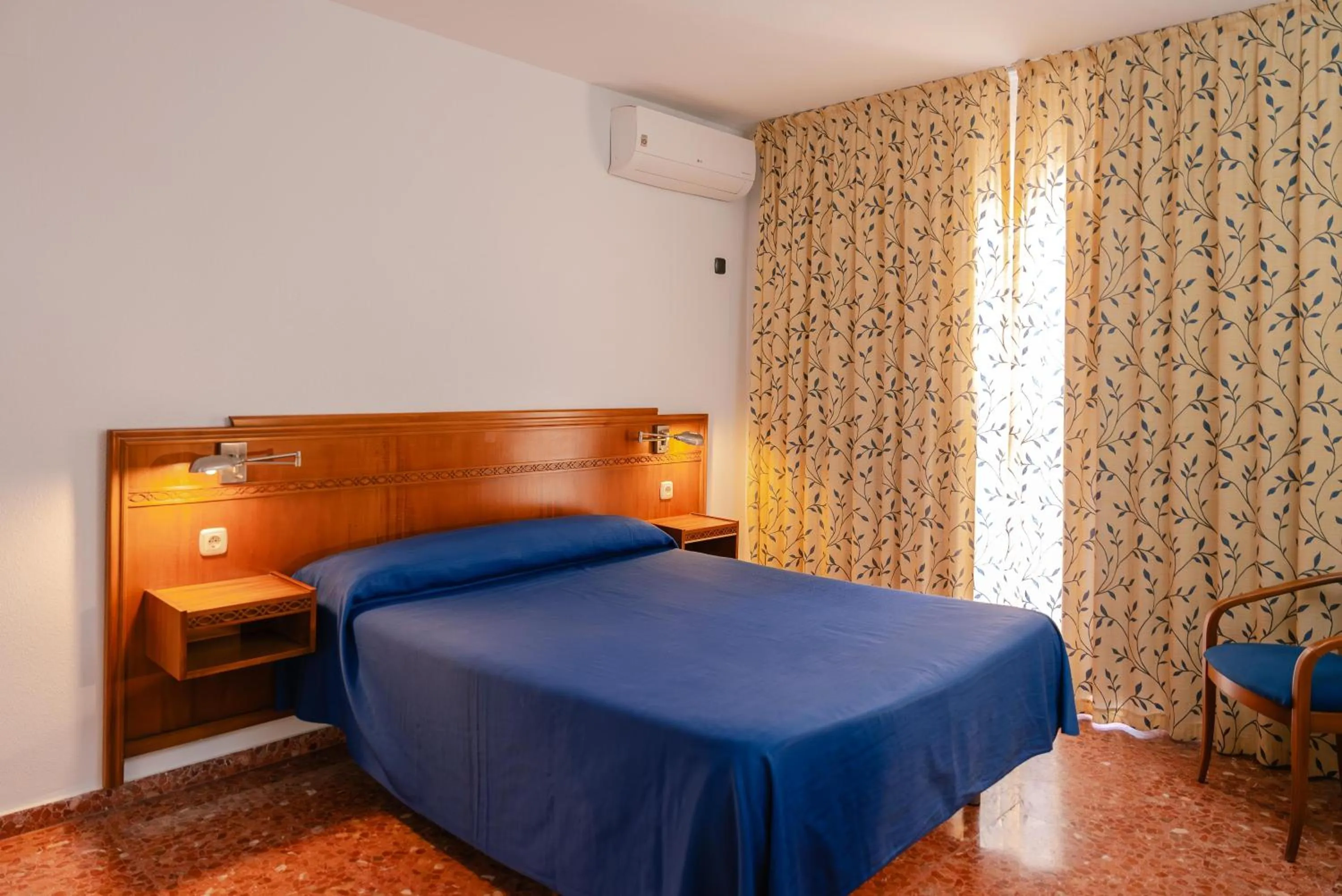 Photo of the whole room, Bed in Port Europa