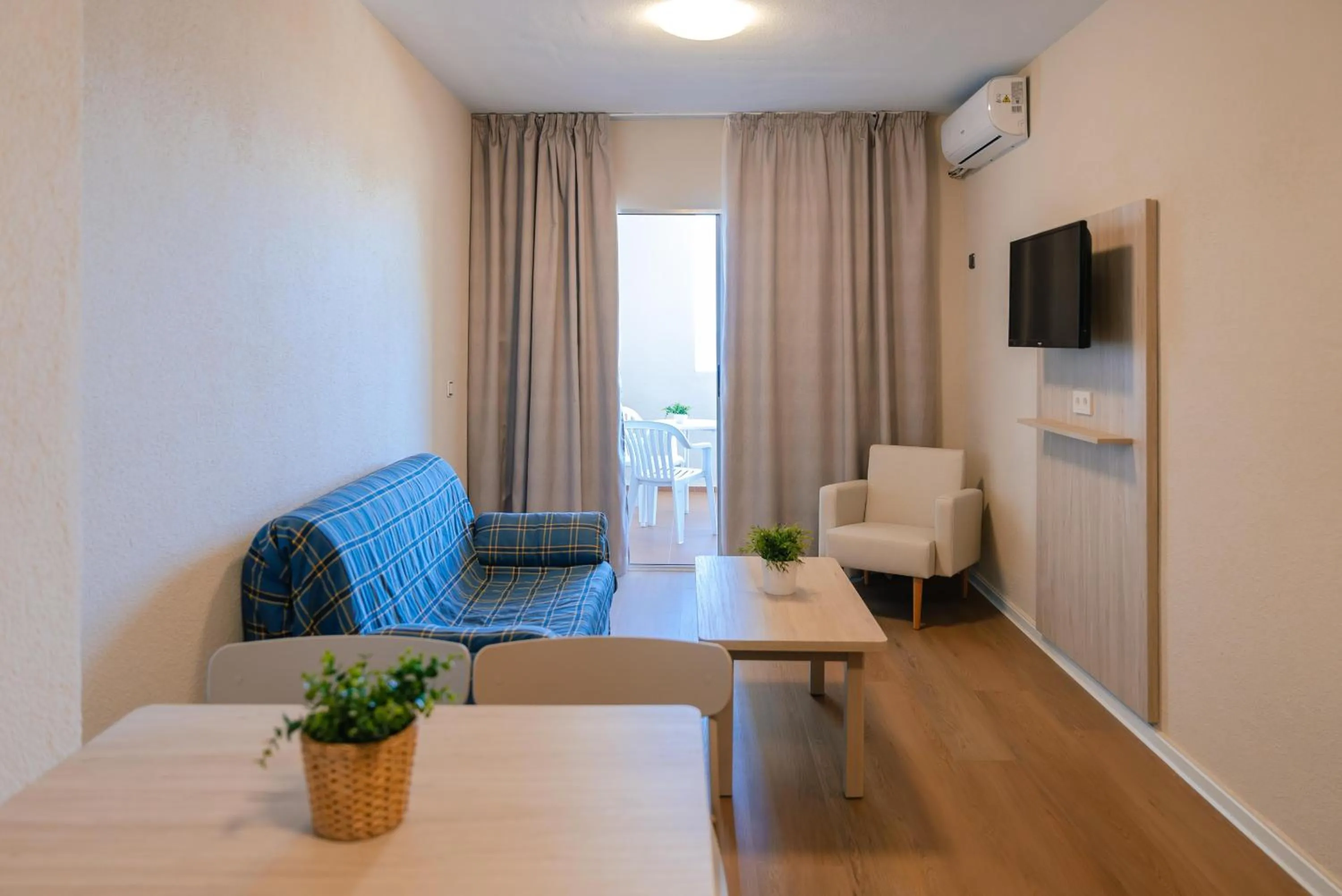 Photo of the whole room, Bed in Port Europa