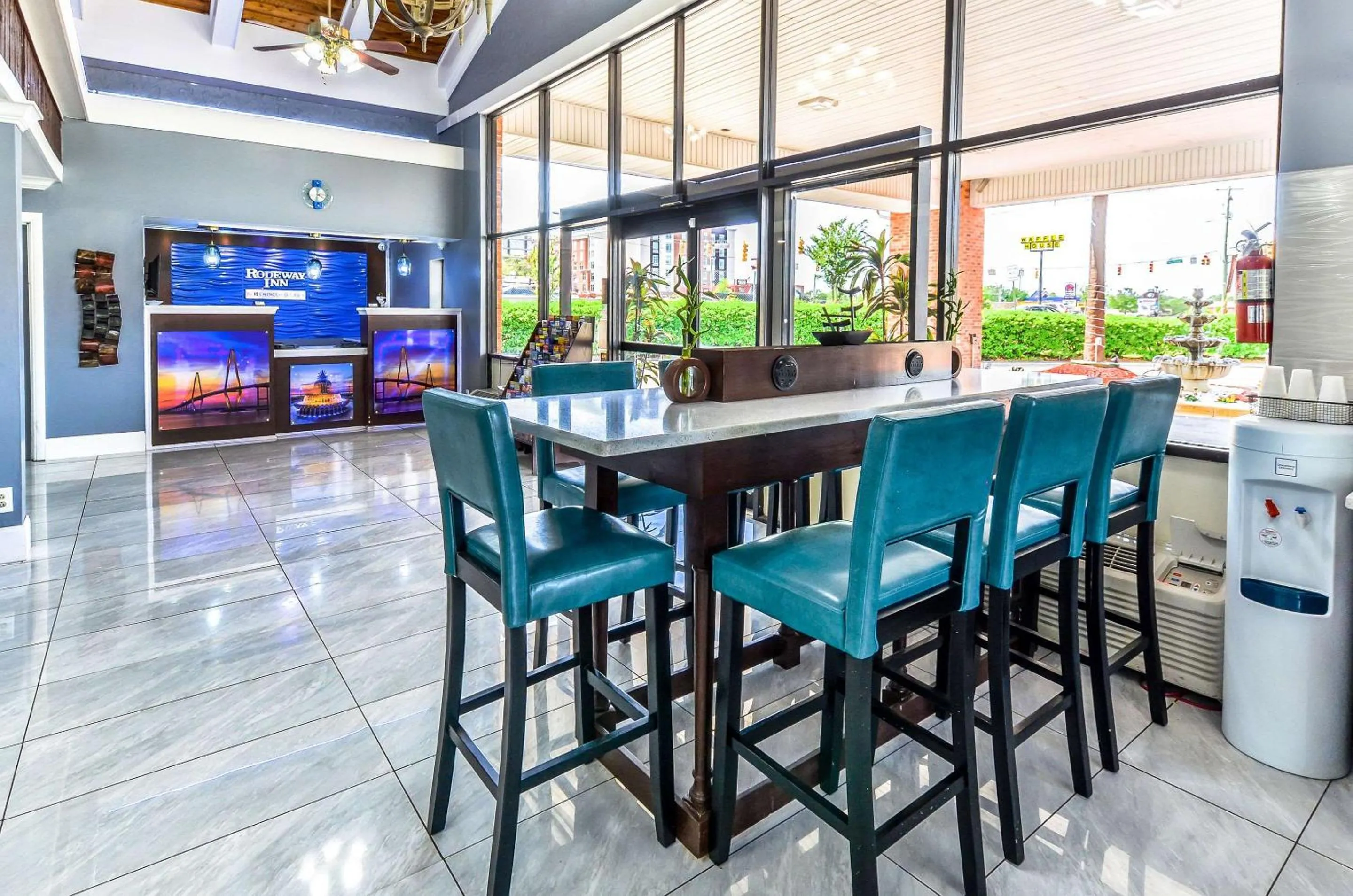 Restaurant/places to eat in Rodeway Inn North Charleston - Ashley Phosphate