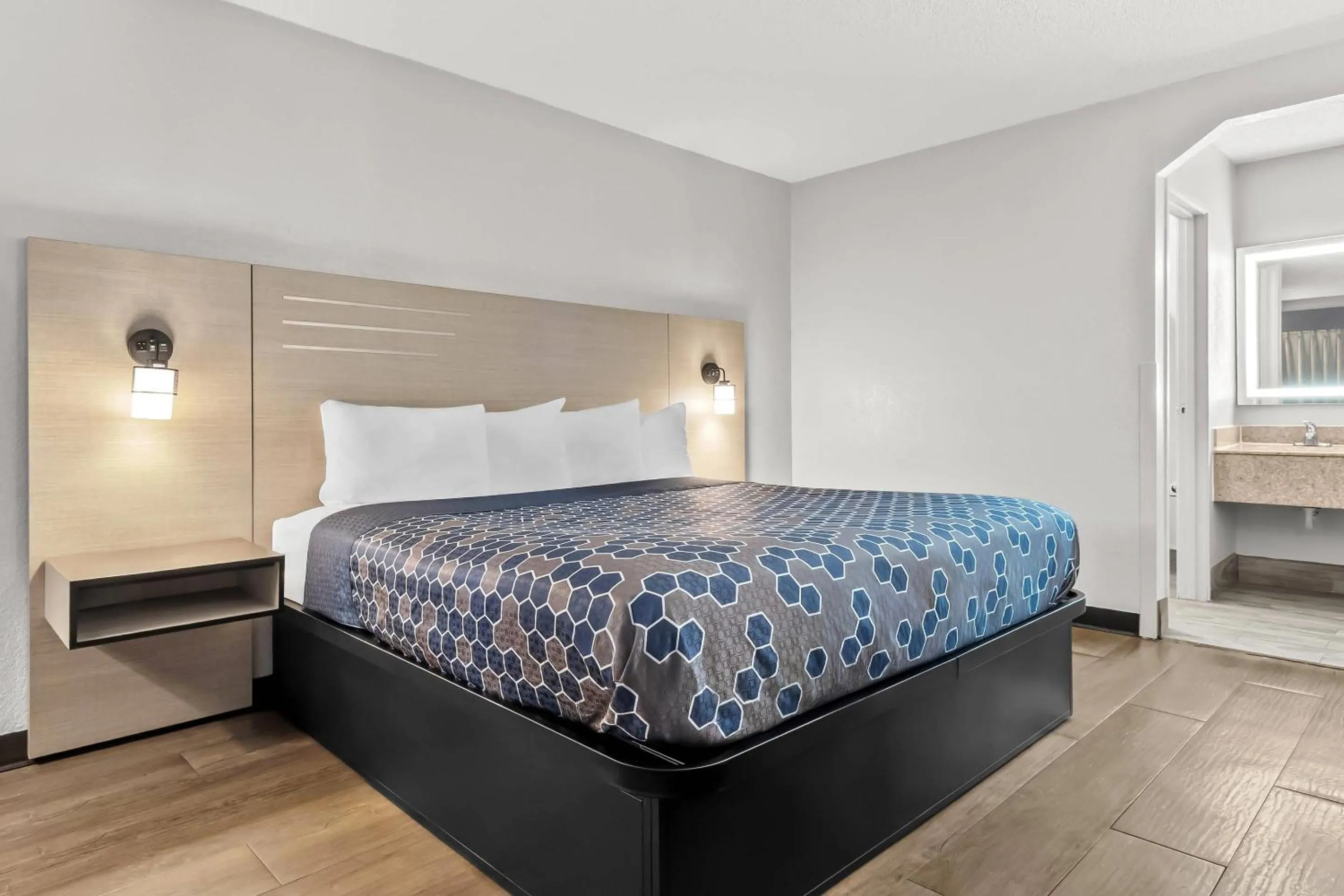 Bedroom, Bed in Rodeway Inn North Charleston - Ashley Phosphate