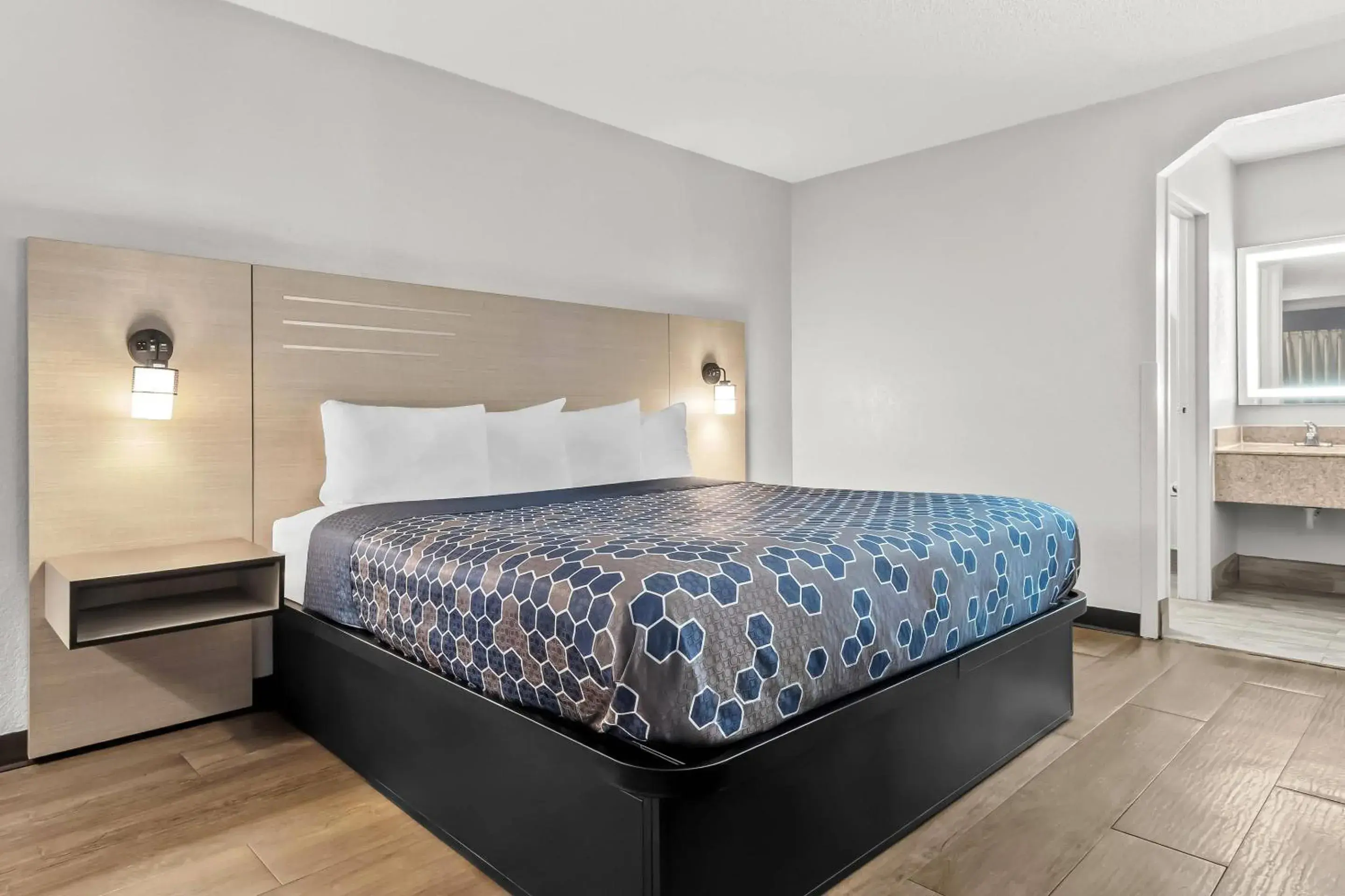 Bedroom, Bed in Rodeway Inn North Charleston - Ashley Phosphate Bedroom, Bed in Rodeway Inn North Charleston - Ashley Phosphate