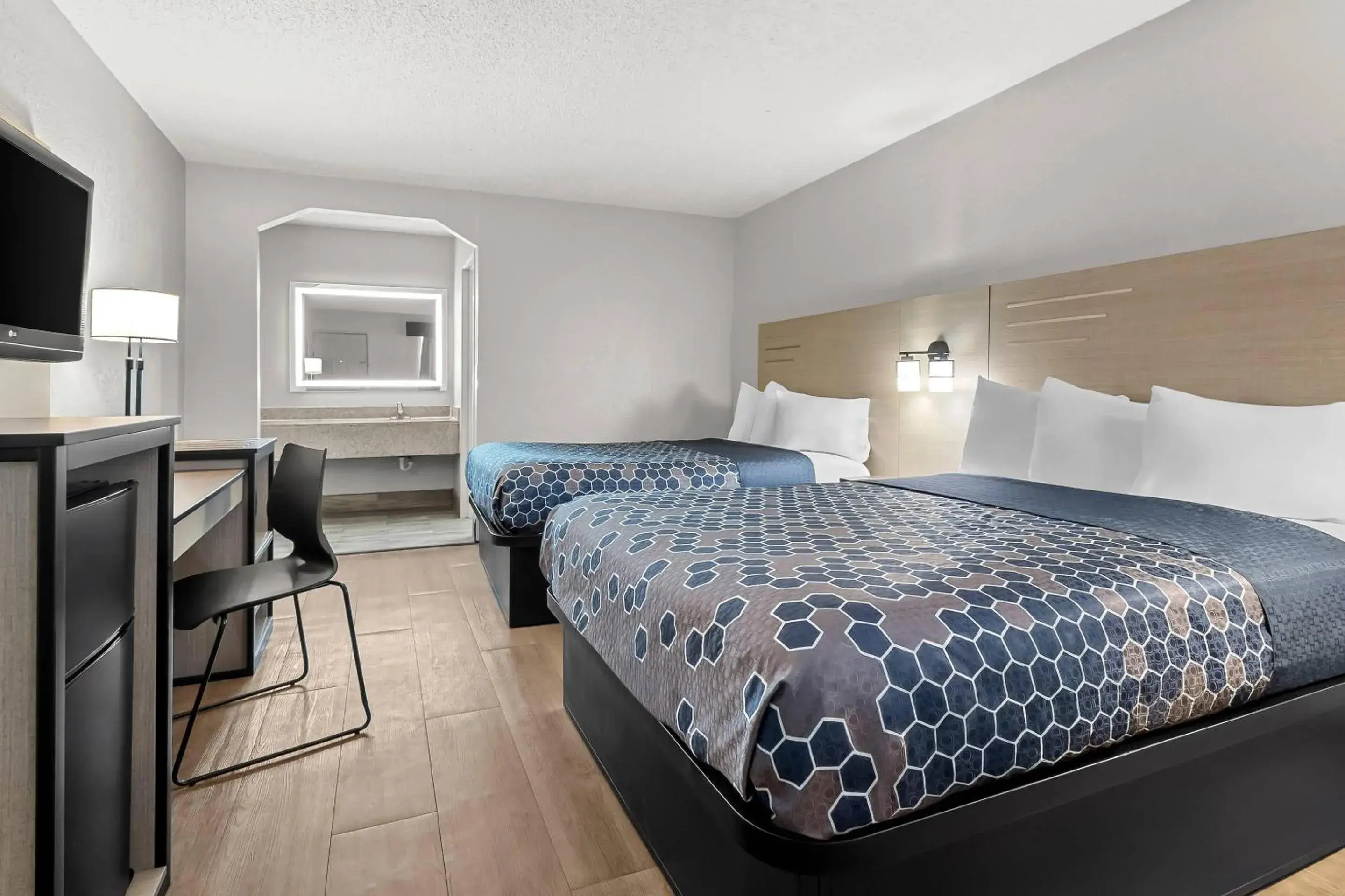 Bedroom, Bed in Rodeway Inn North Charleston - Ashley Phosphate Bedroom, Bed in Rodeway Inn North Charleston - Ashley Phosphate