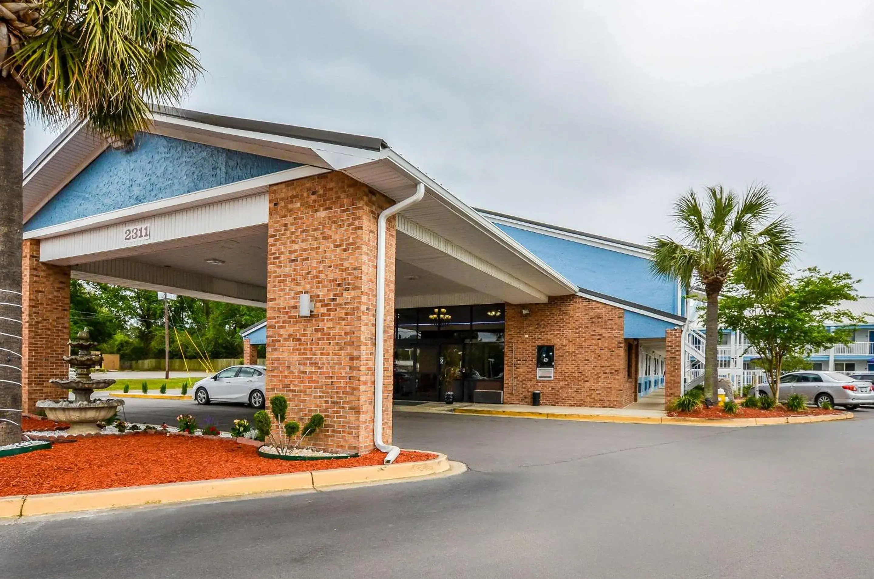 Property building in Rodeway Inn North Charleston - Ashley Phosphate Property building in Rodeway Inn North Charleston - Ashley Phosphate