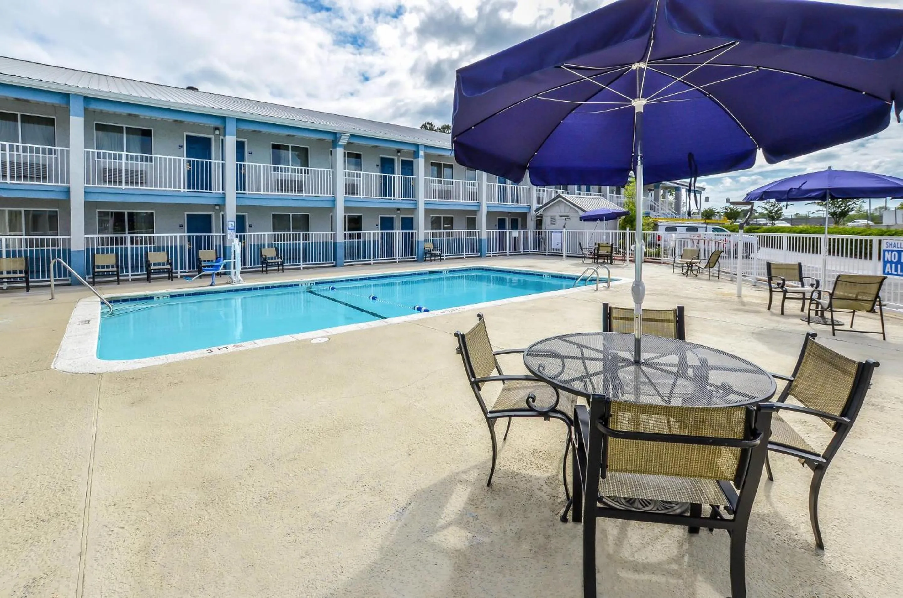 Swimming pool in Rodeway Inn North Charleston - Ashley Phosphate