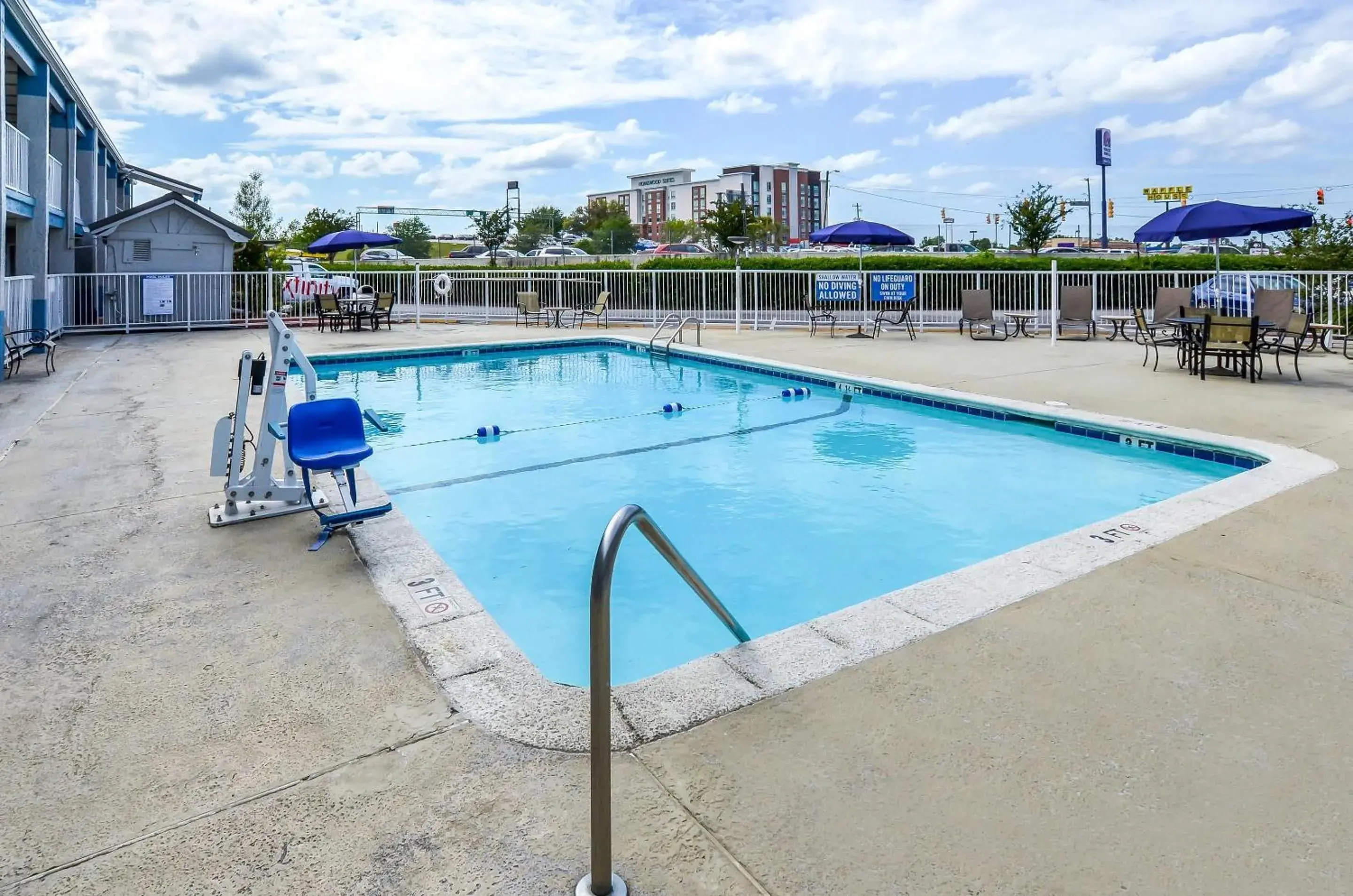 Swimming pool in Rodeway Inn North Charleston - Ashley Phosphate Swimming pool in Rodeway Inn North Charleston - Ashley Phosphate