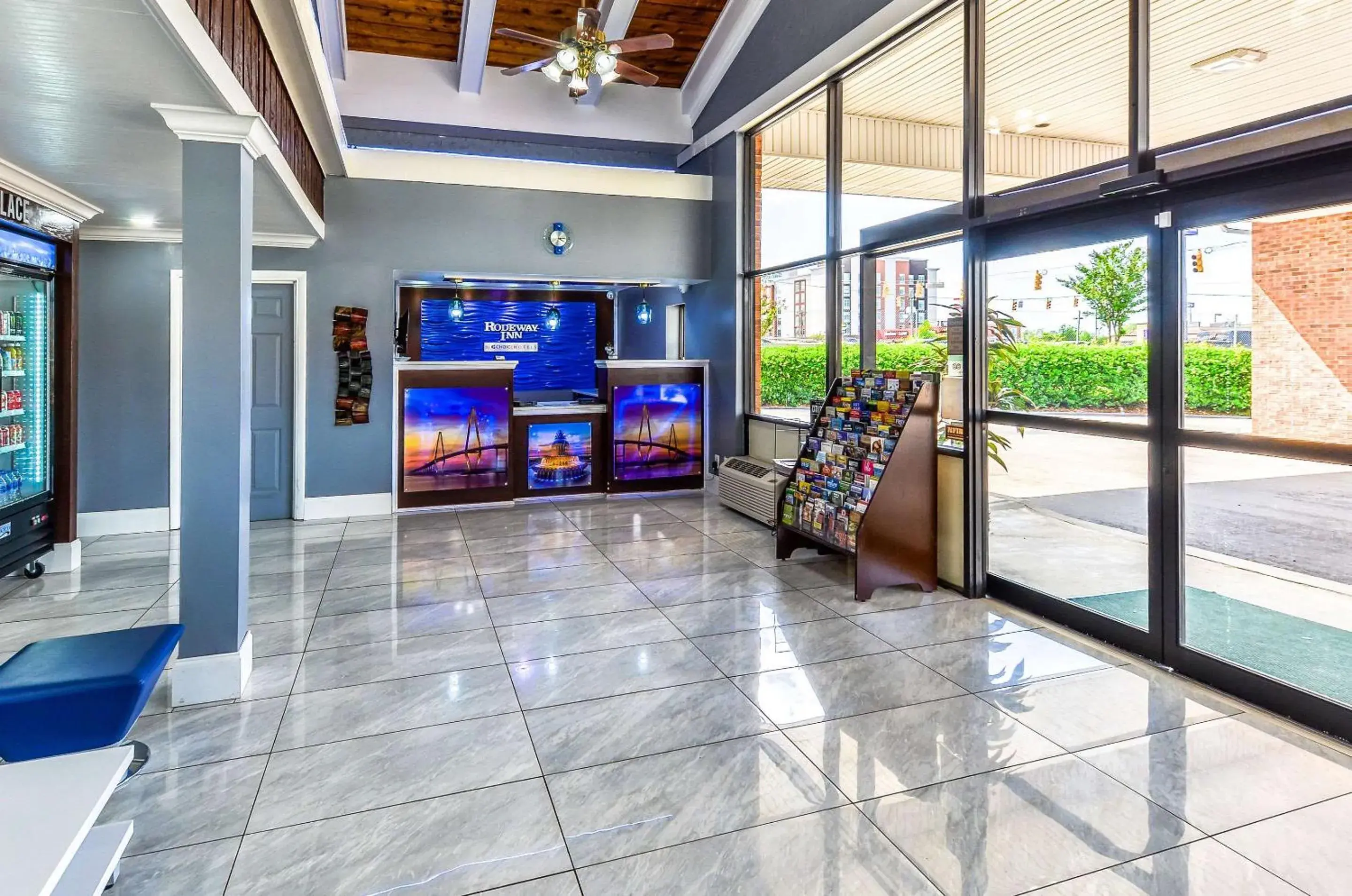 Lobby or reception in Rodeway Inn North Charleston - Ashley Phosphate Lobby or reception in Rodeway Inn North Charleston - Ashley Phosphate