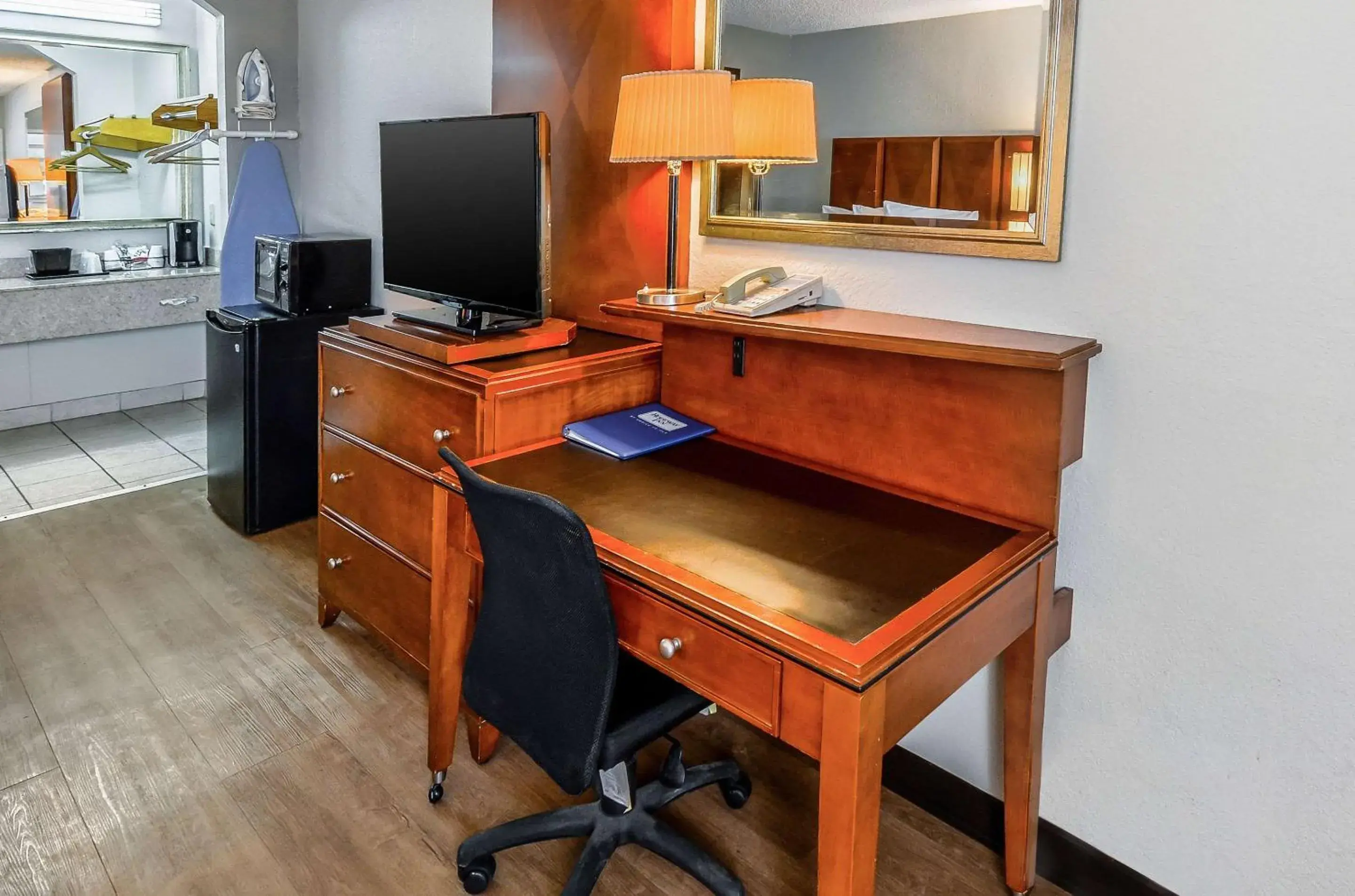 Photo of the whole room in Rodeway Inn North Charleston - Ashley Phosphate Photo of the whole room in Rodeway Inn North Charleston - Ashley Phosphate