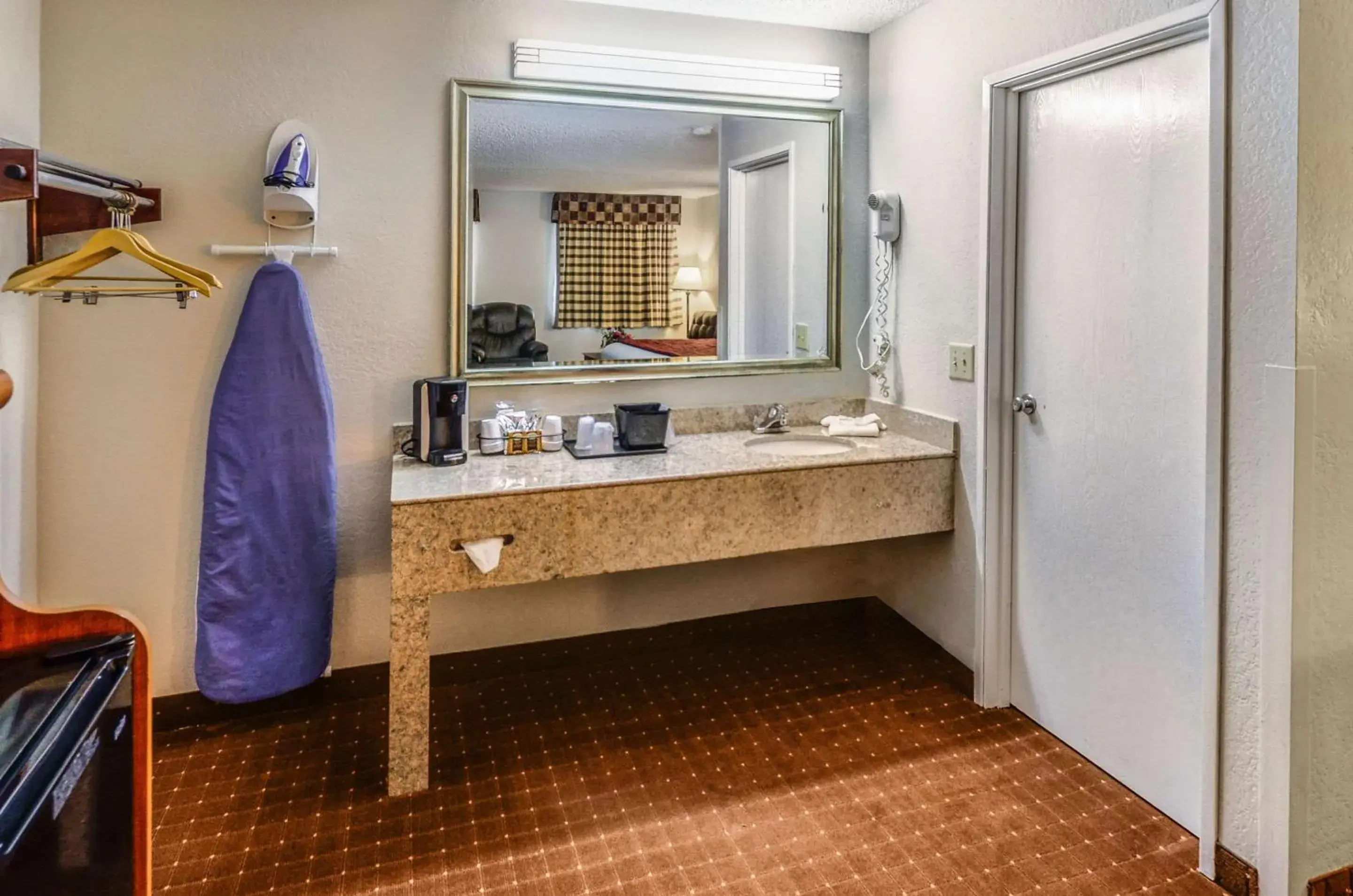 Bedroom in Rodeway Inn North Charleston - Ashley Phosphate Bedroom in Rodeway Inn North Charleston - Ashley Phosphate