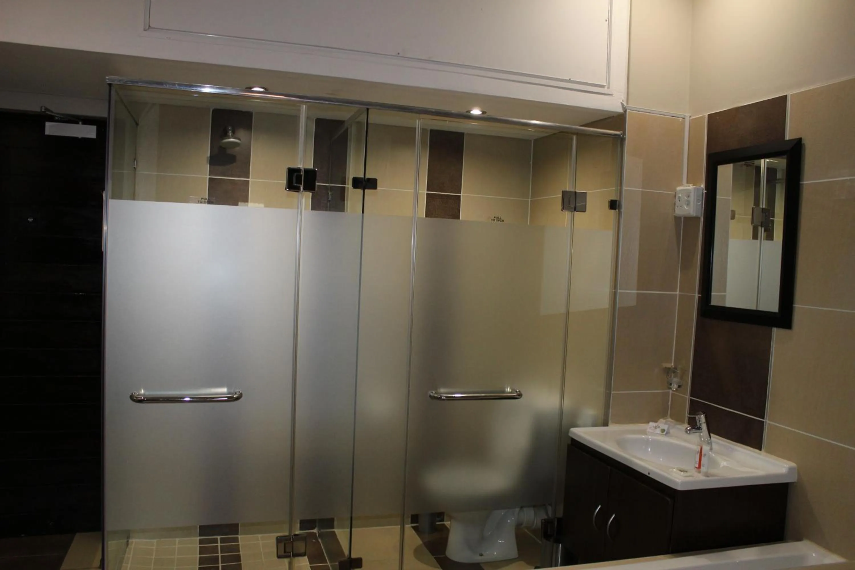 Shower in Alcazaba Hotel