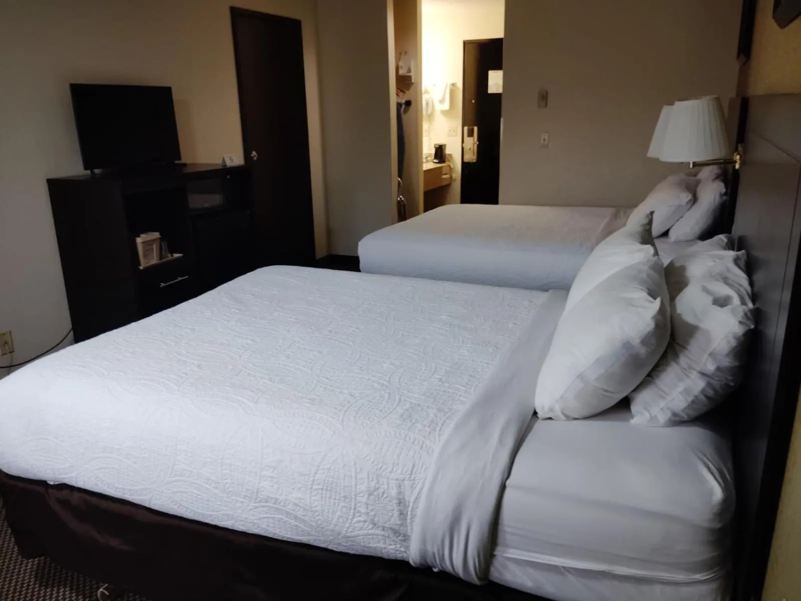 Bed in Bay Inn & Suites Troy