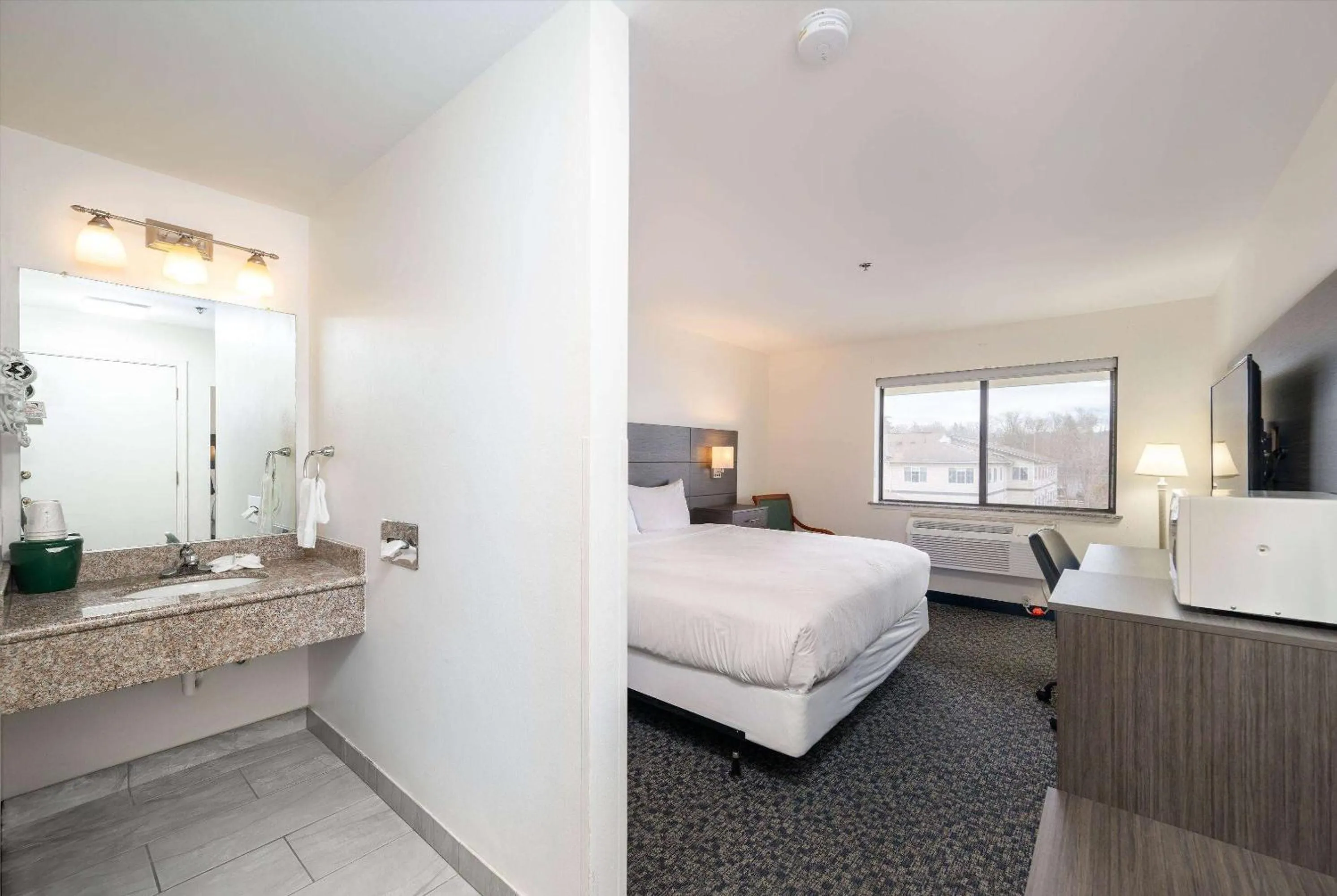 Photo of the whole room, Bed in Baymont INN & Suites by Wyndham