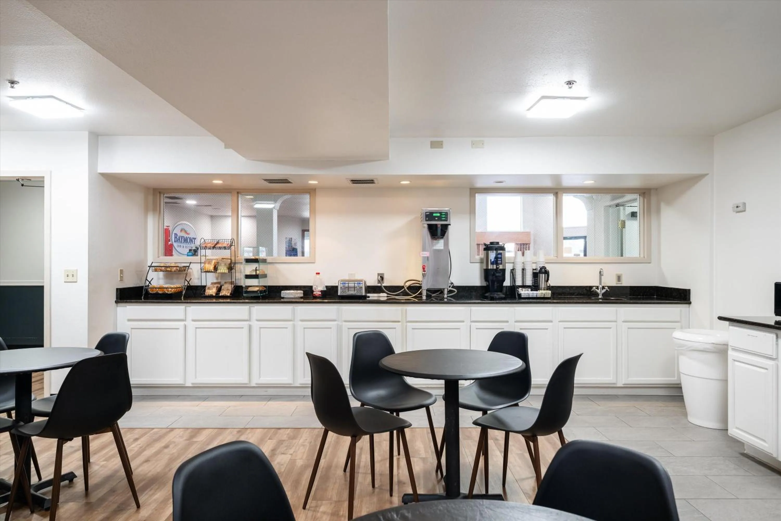 Breakfast in Baymont INN & Suites by Wyndham