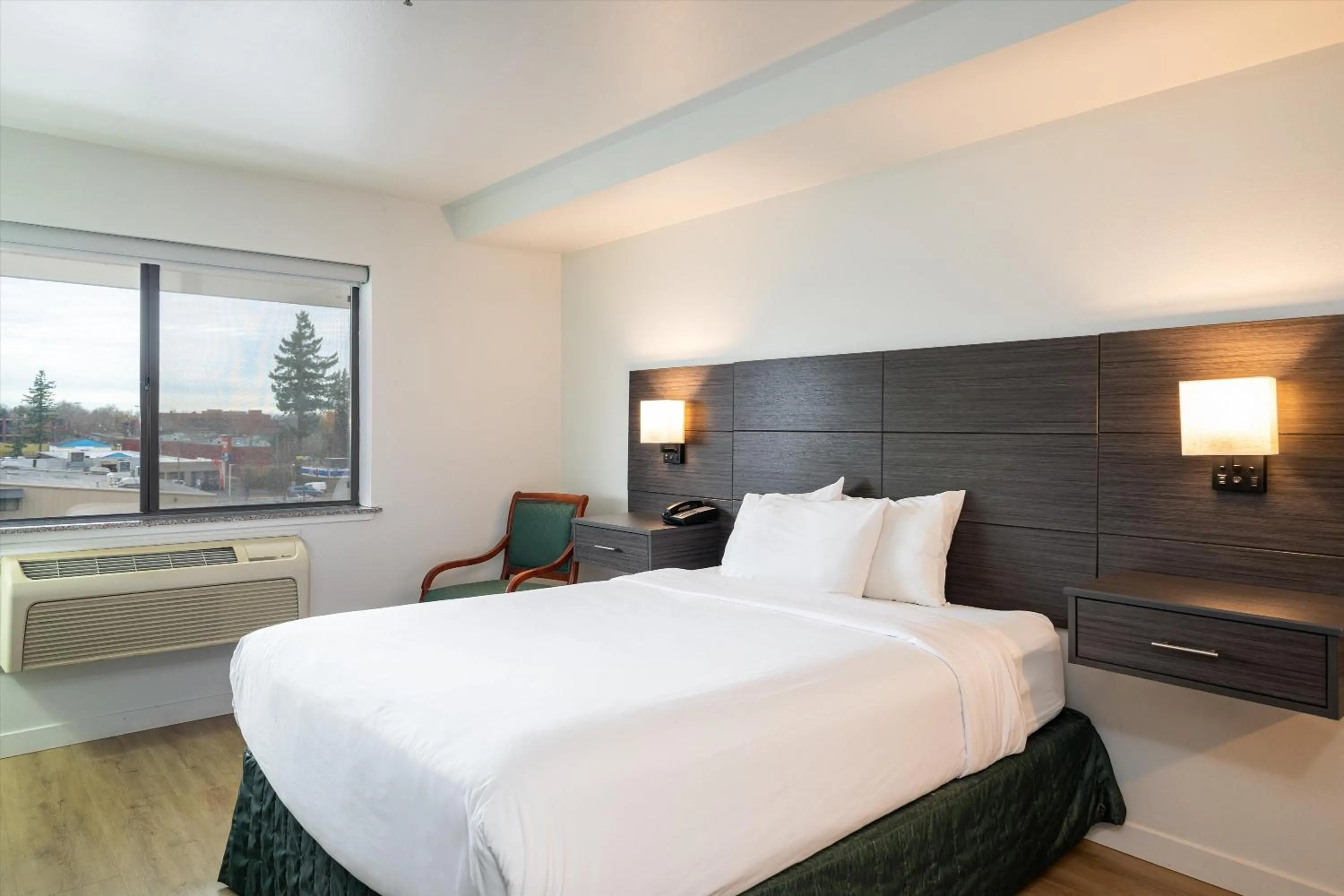 Photo of the whole room, Bed in Baymont INN & Suites by Wyndham