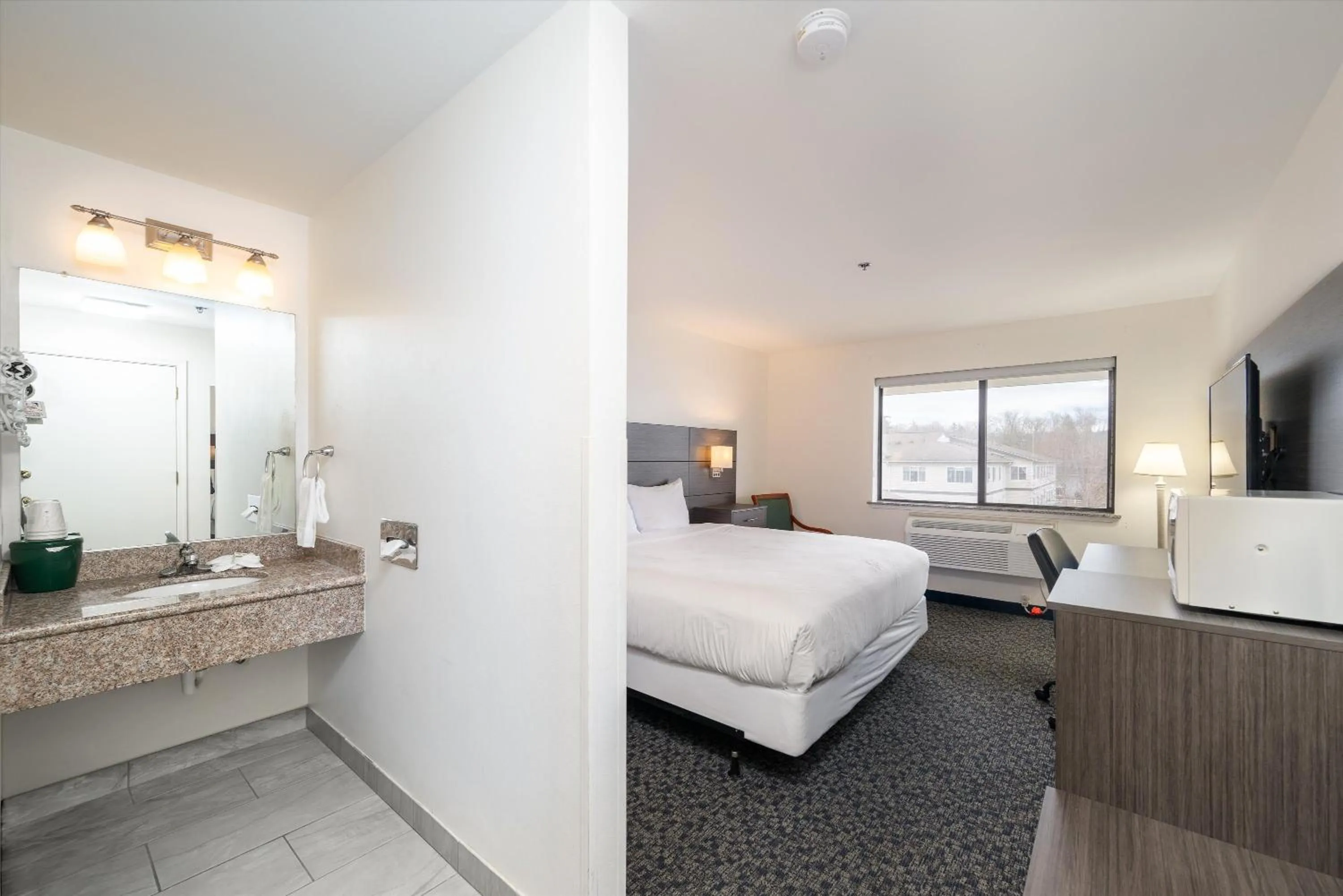 Photo of the whole room, Bed in Baymont INN & Suites by Wyndham