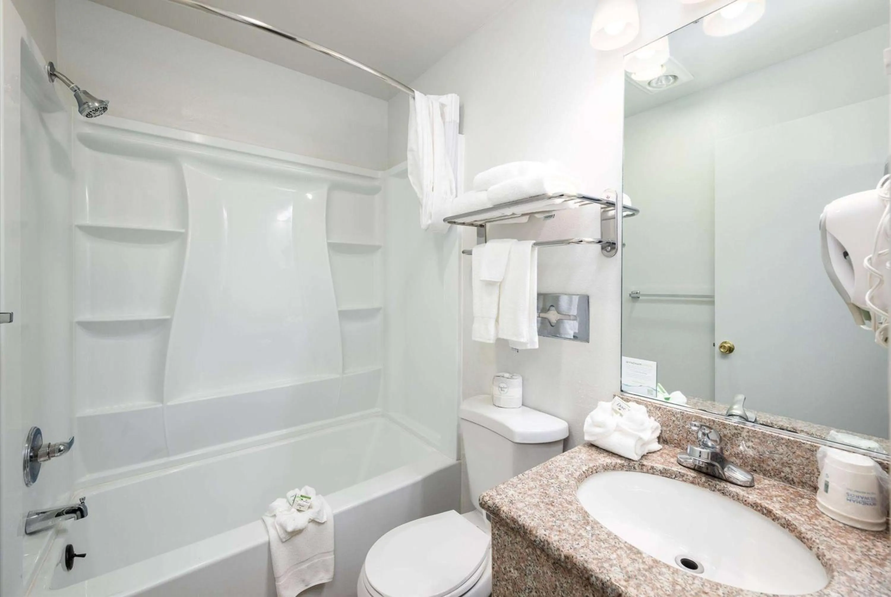 TV and multimedia in Baymont INN & Suites by Wyndham