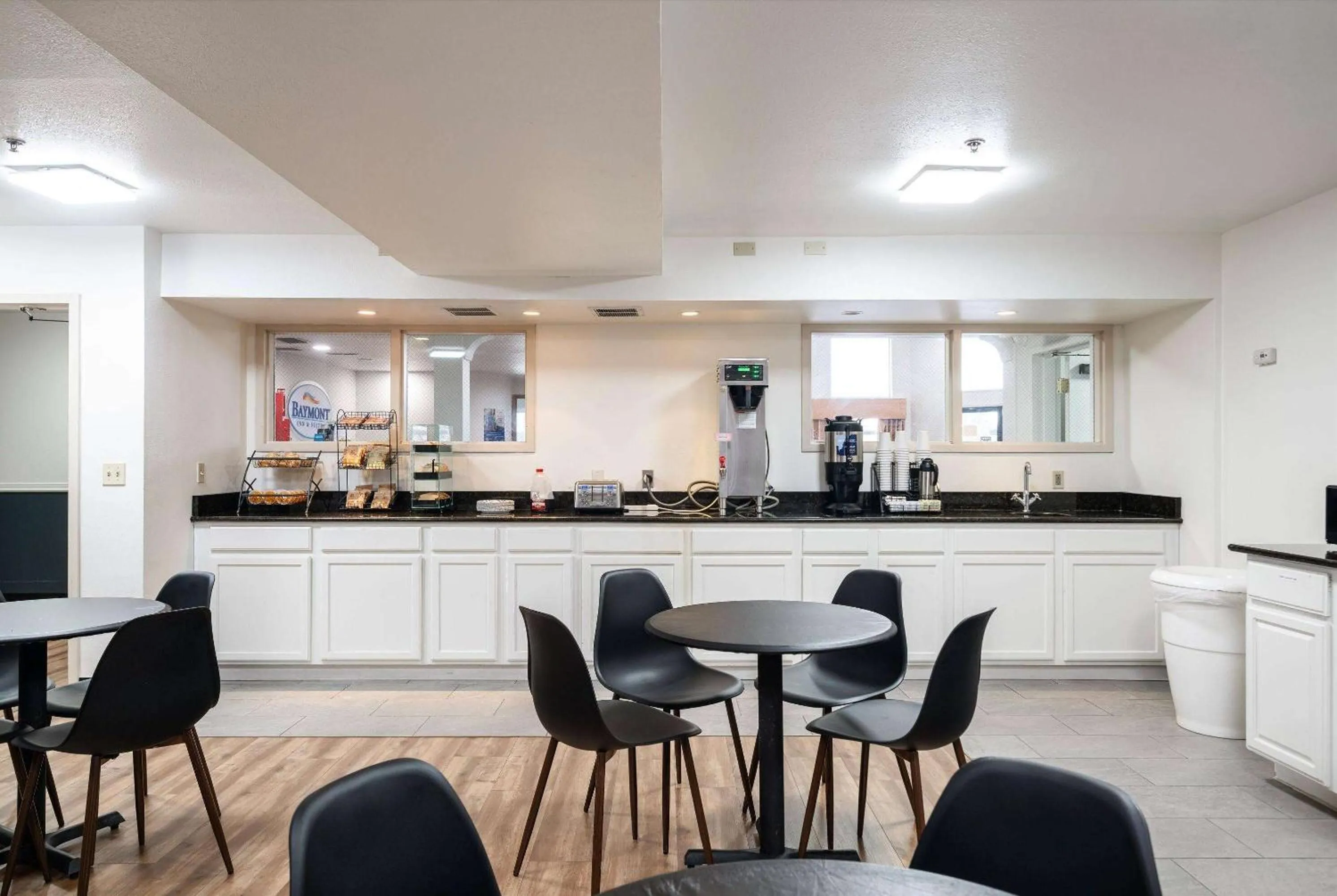 Breakfast in Baymont INN & Suites by Wyndham