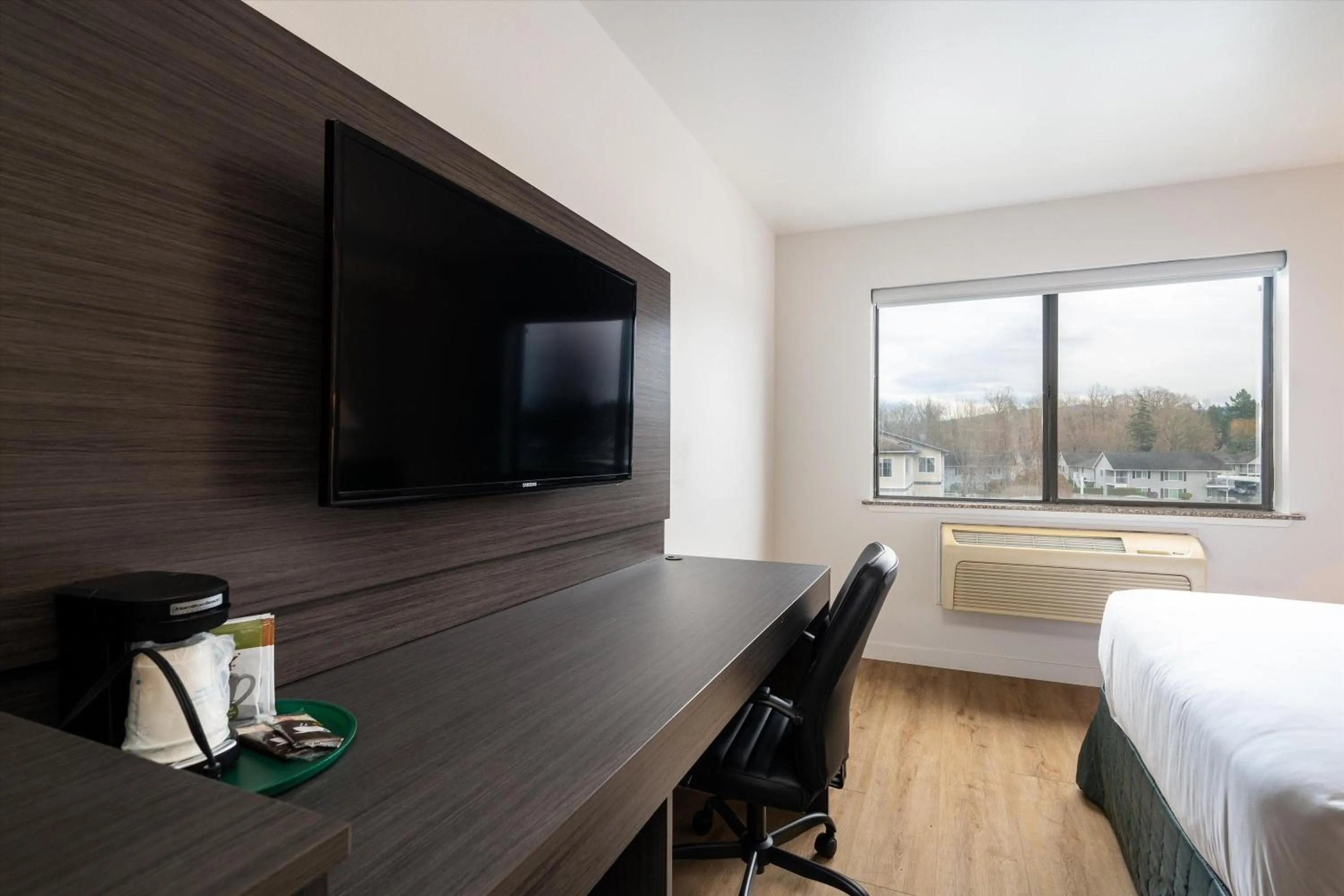 hair dresser, Bed in Baymont INN & Suites by Wyndham