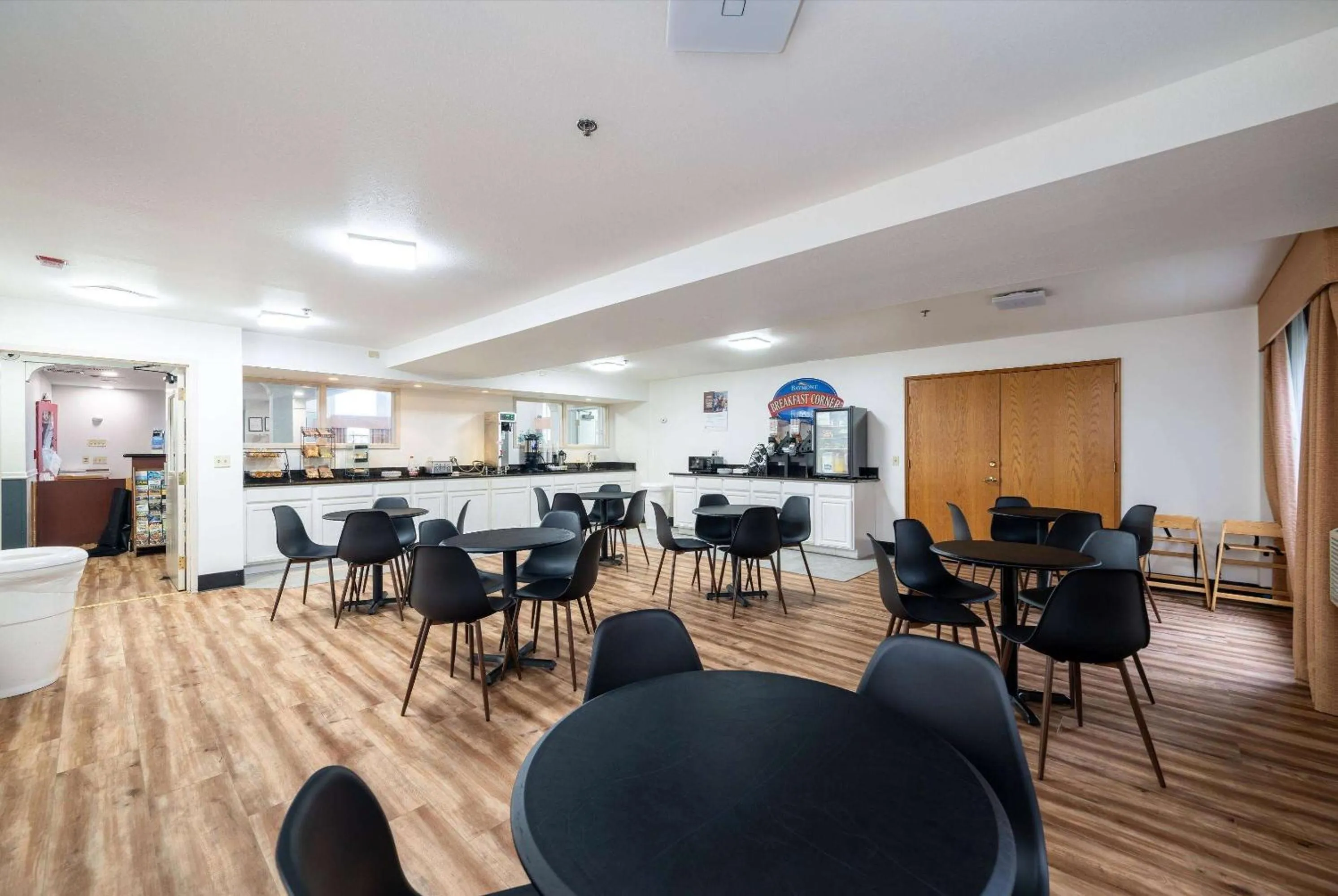 Breakfast in Baymont INN & Suites by Wyndham