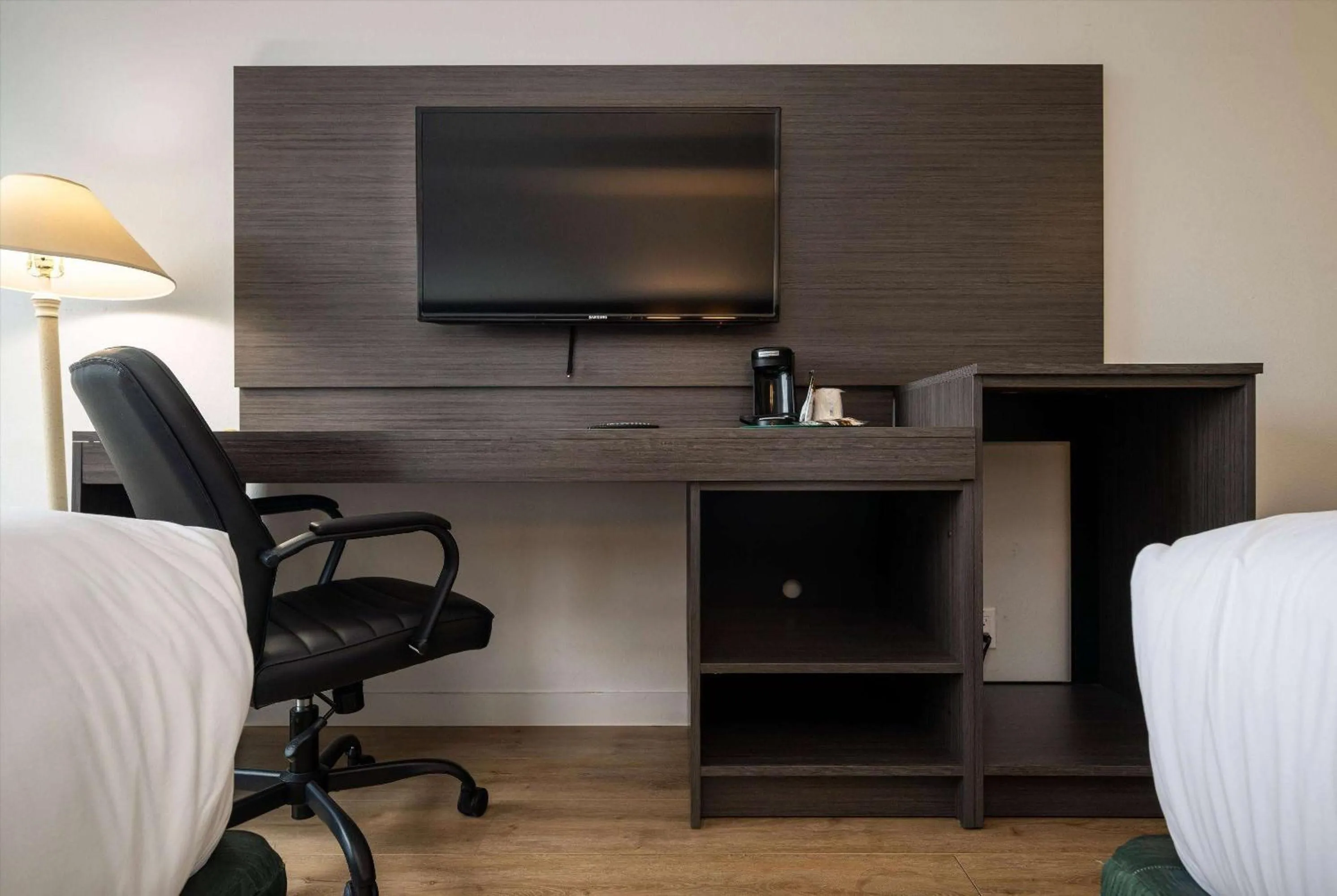 Photo of the whole room, Bed in Baymont INN & Suites by Wyndham