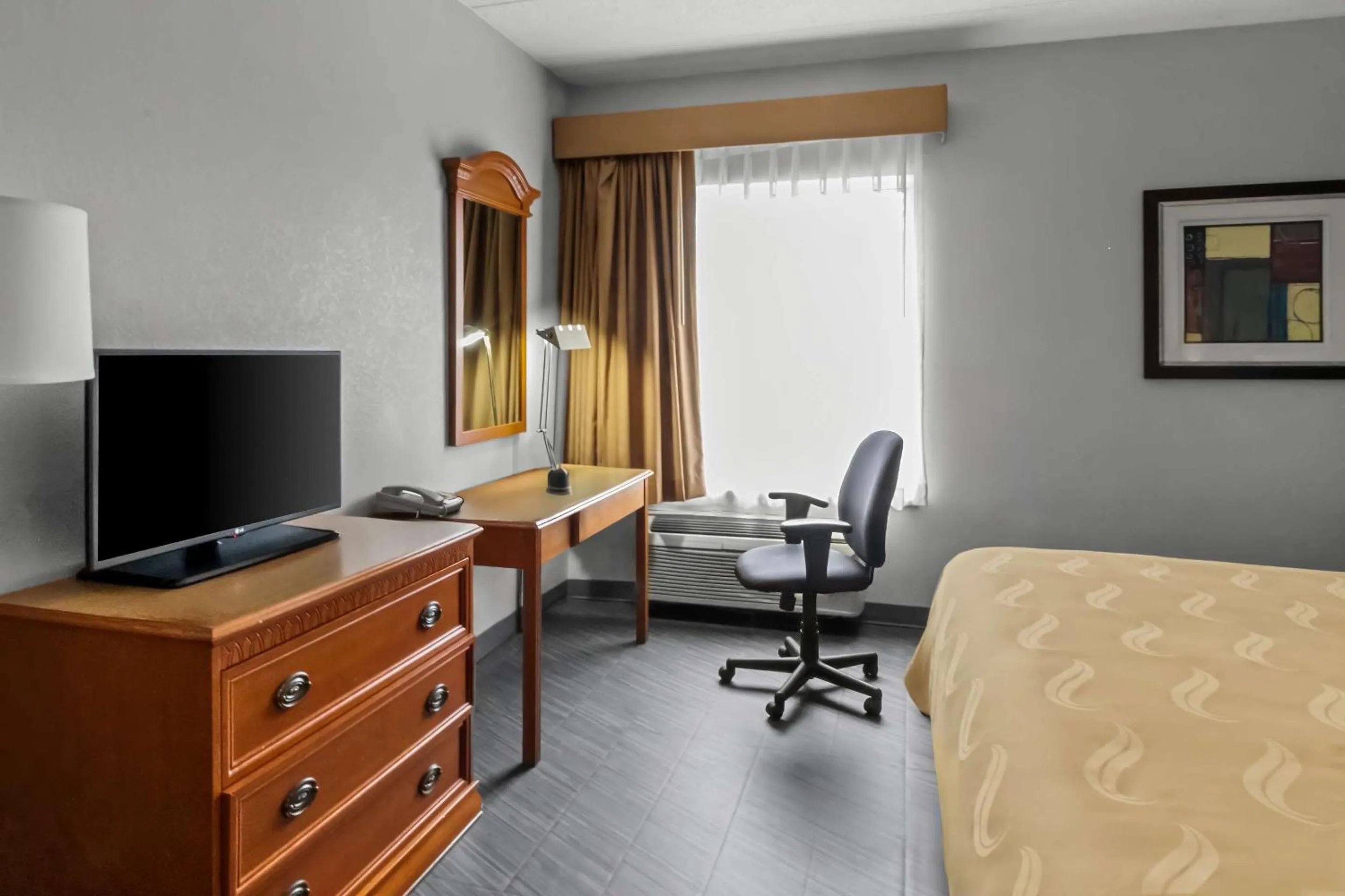 Bedroom, Bed in Quality Inn & Suites CVG Airport