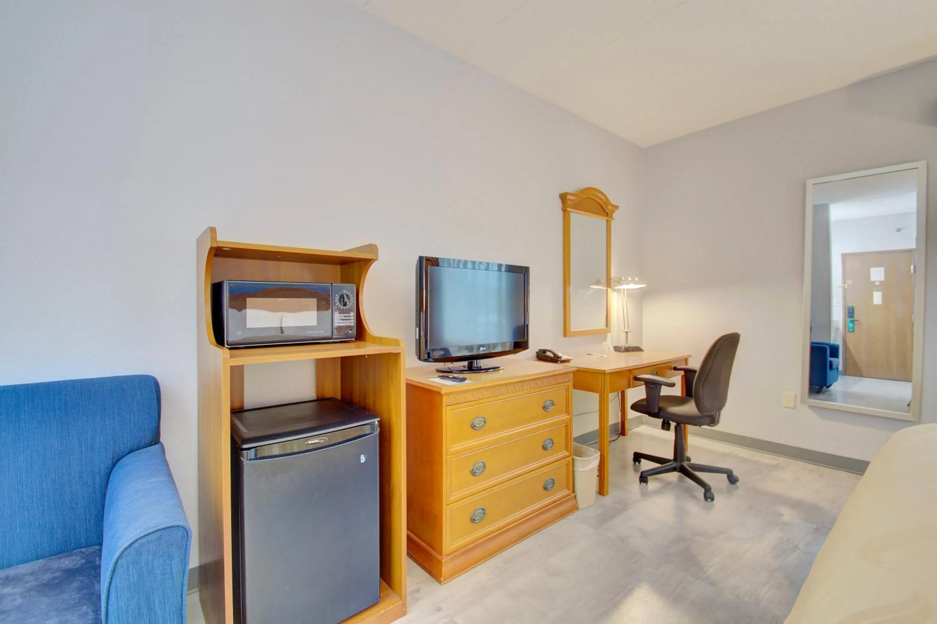 TV and multimedia in Quality Inn & Suites CVG Airport