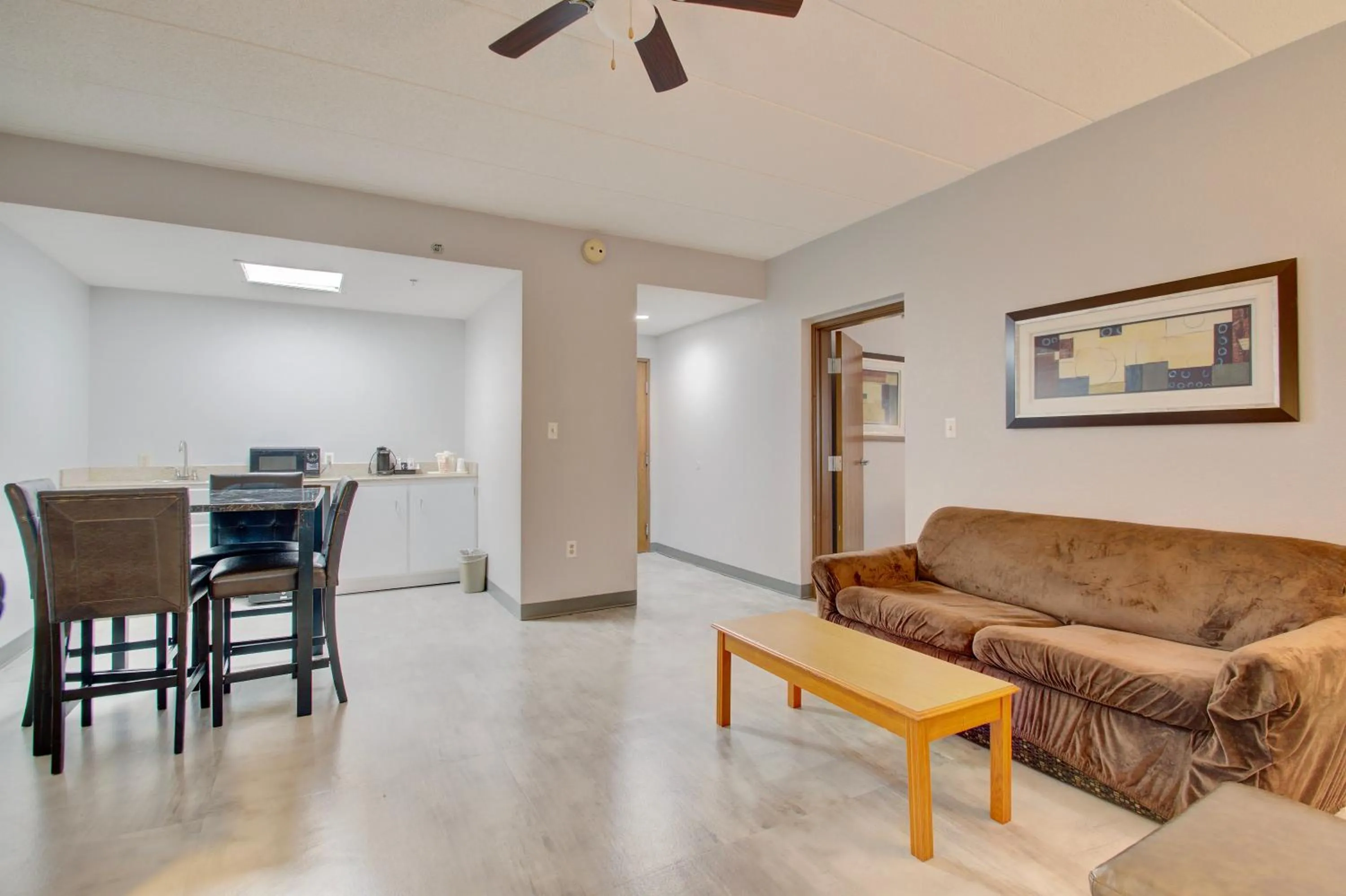 Dining area in Quality Inn & Suites CVG Airport