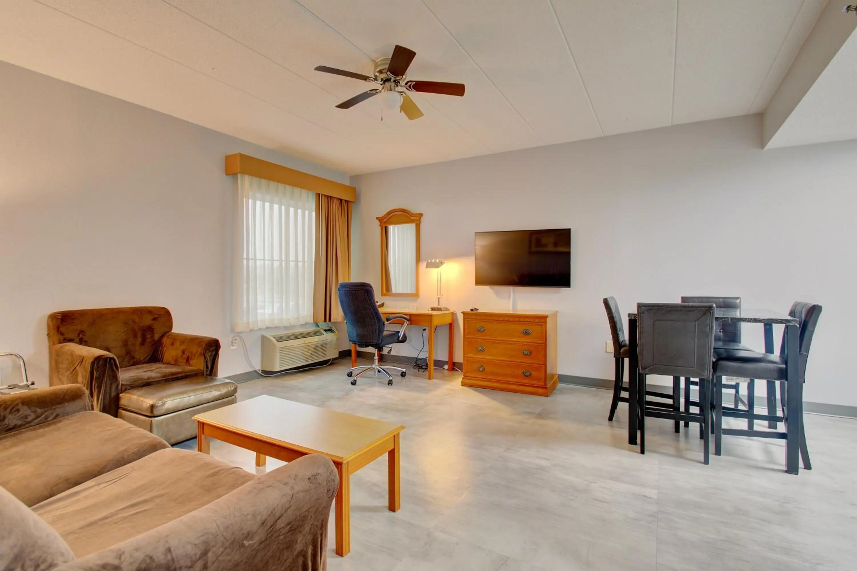 Living room in Quality Inn & Suites CVG Airport