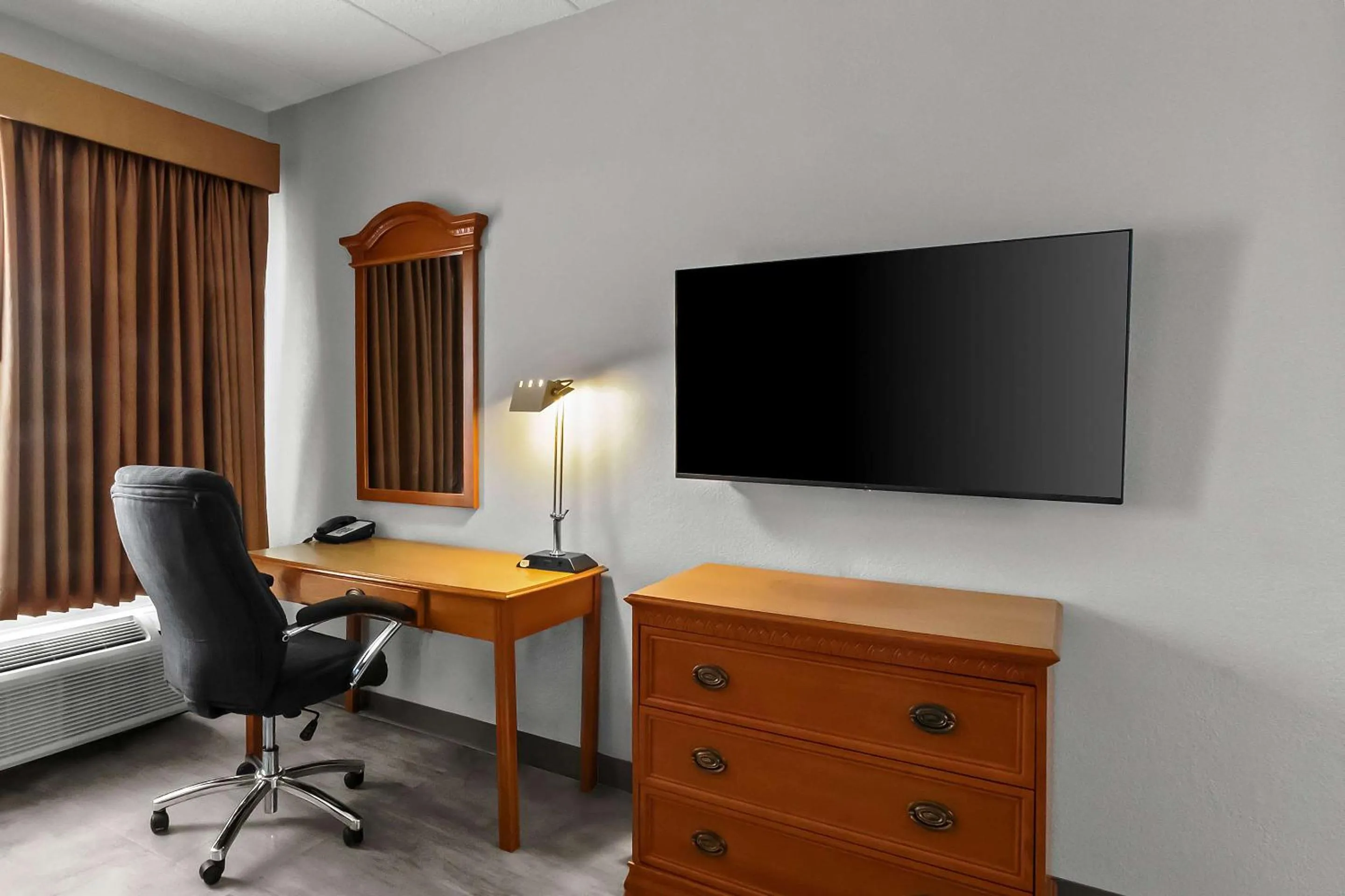 Bedroom in Quality Inn & Suites CVG Airport