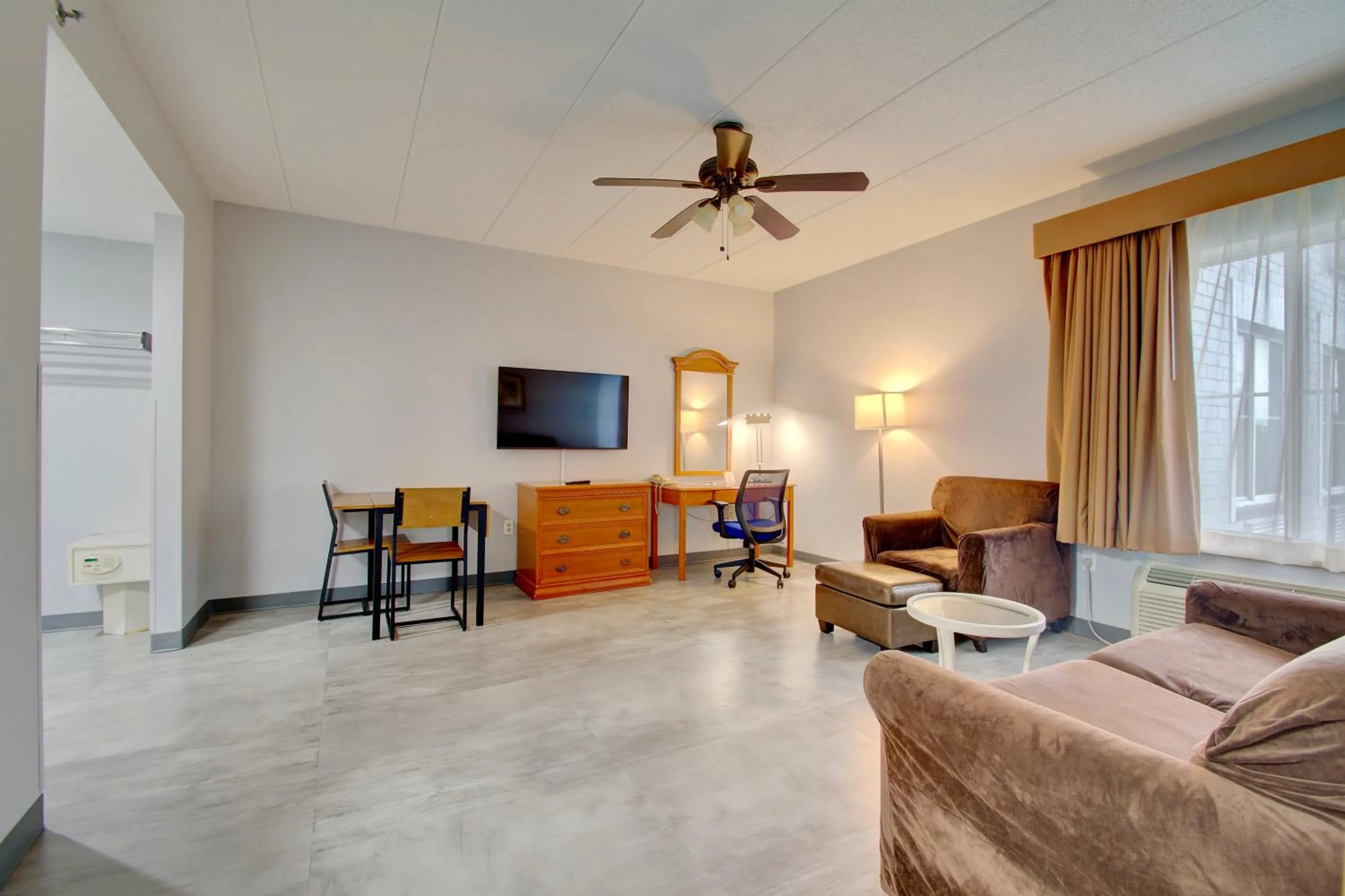 Living room in Quality Inn & Suites CVG Airport