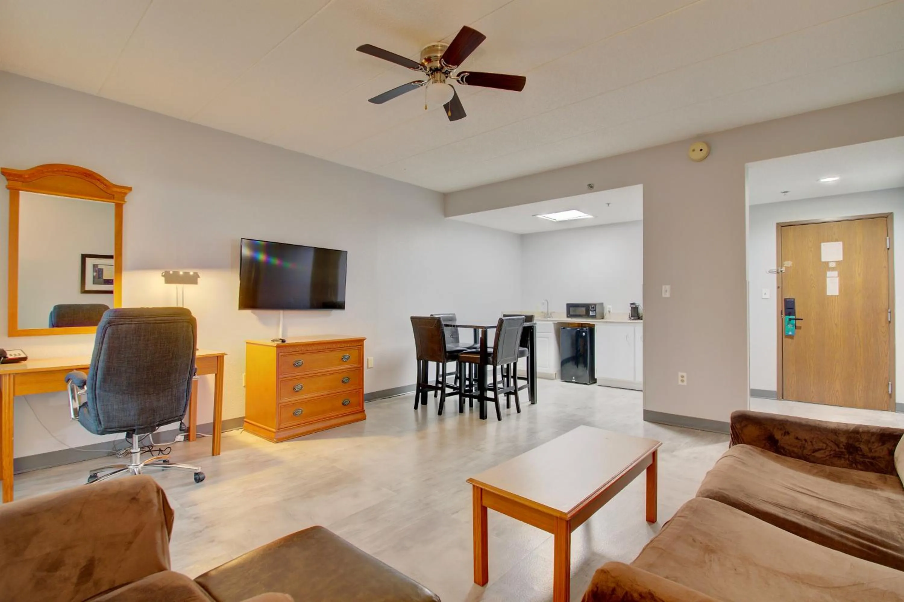 Living room in Quality Inn & Suites CVG Airport