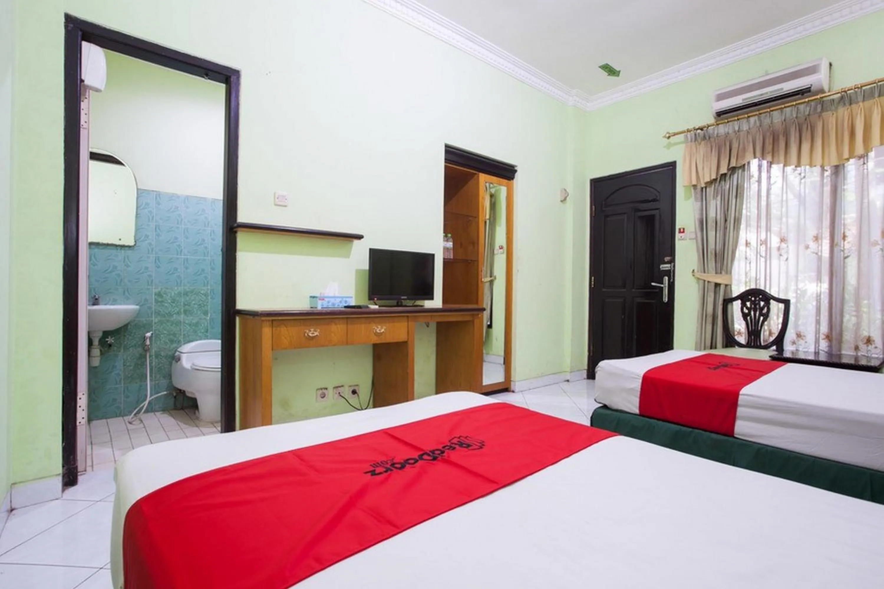 Bedroom, Bed in RedDoorz near Juanda International Airport