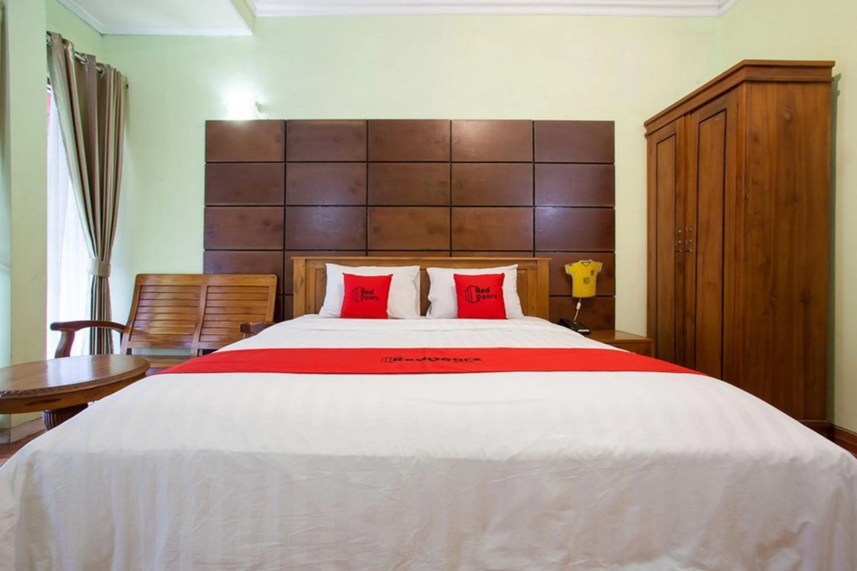Bedroom, Bed in RedDoorz near Juanda International Airport