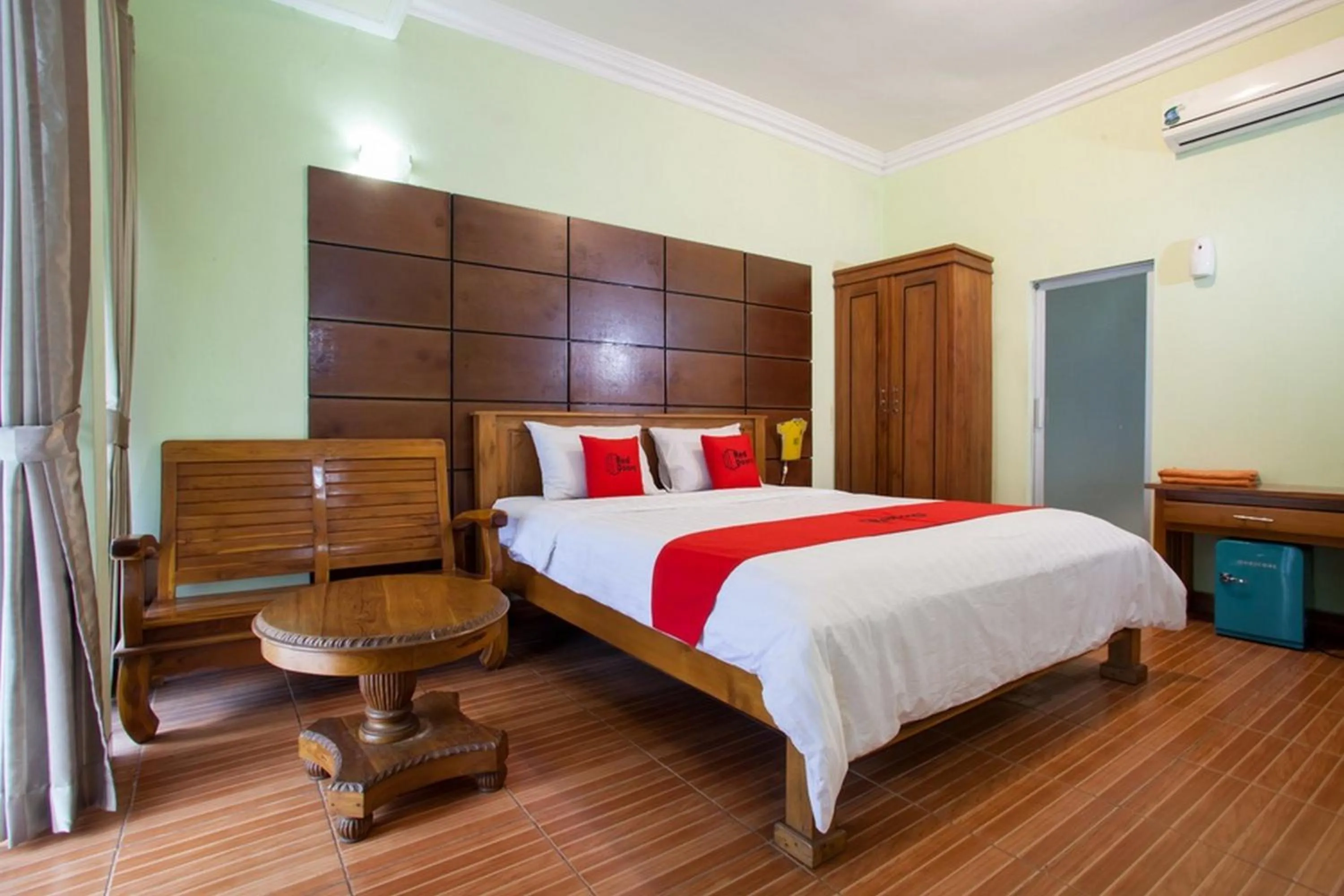Bedroom, Bed in RedDoorz near Juanda International Airport