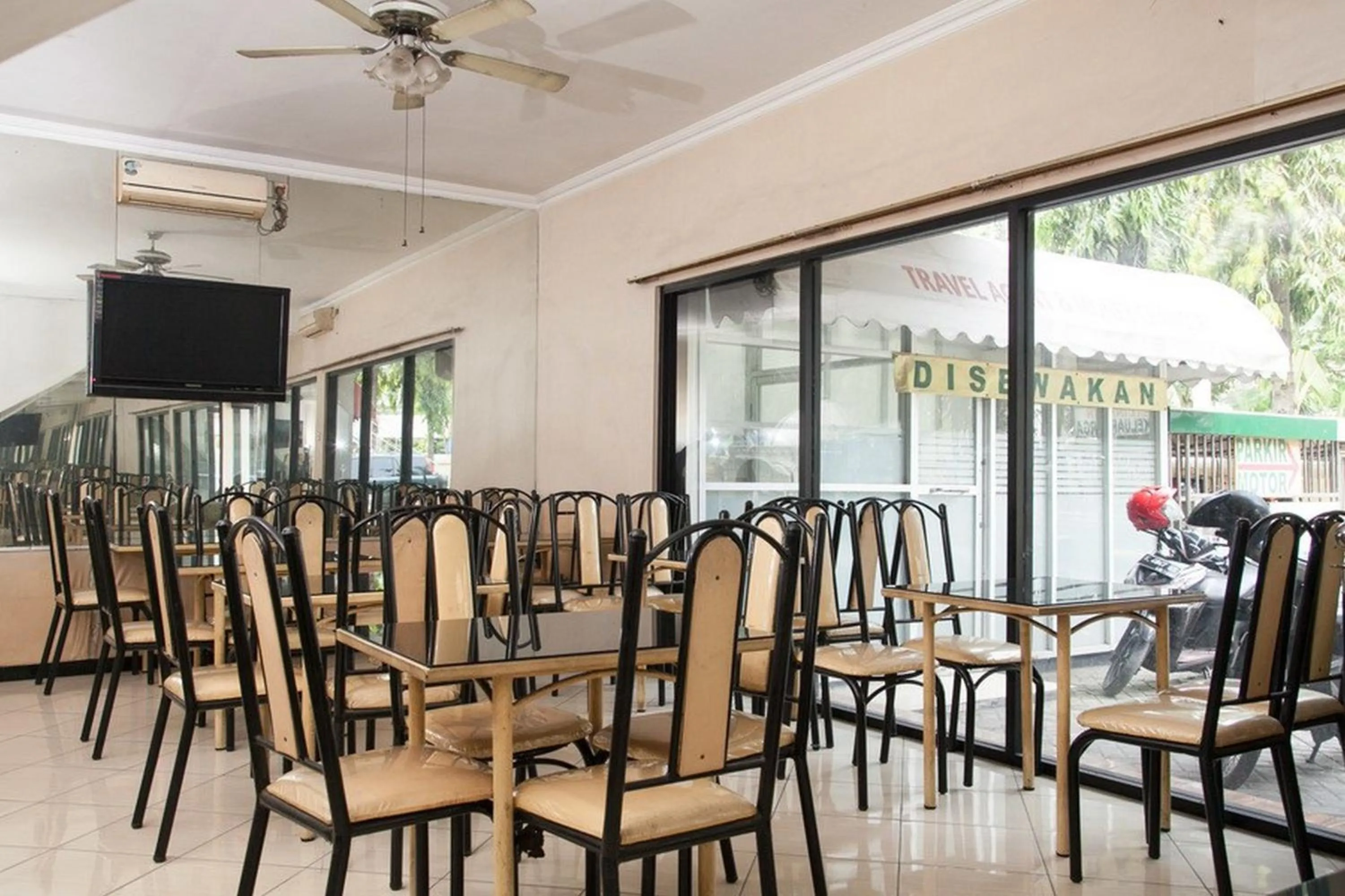 Restaurant/places to eat in RedDoorz near Juanda International Airport
