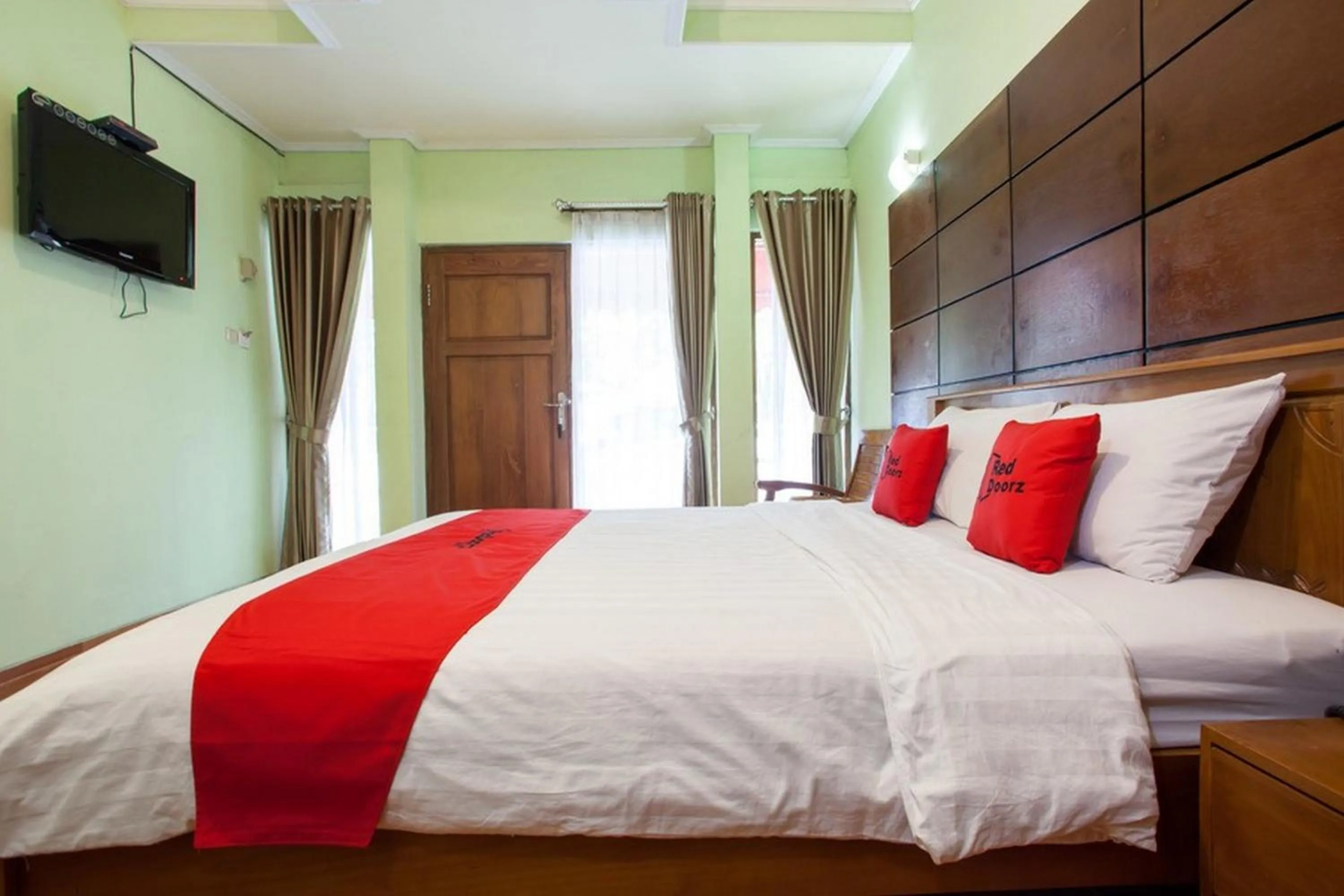 Bedroom, Bed in RedDoorz near Juanda International Airport