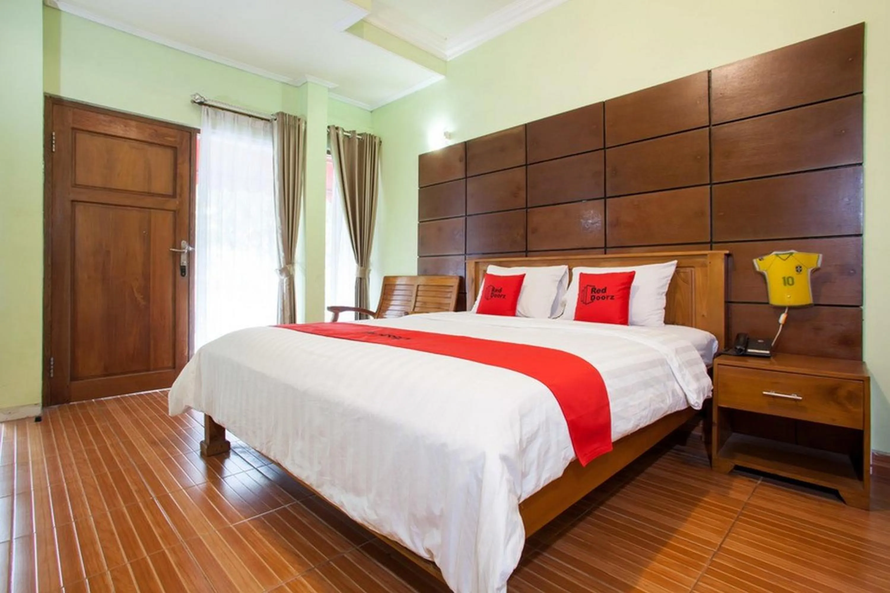Bedroom, Bed in RedDoorz near Juanda International Airport