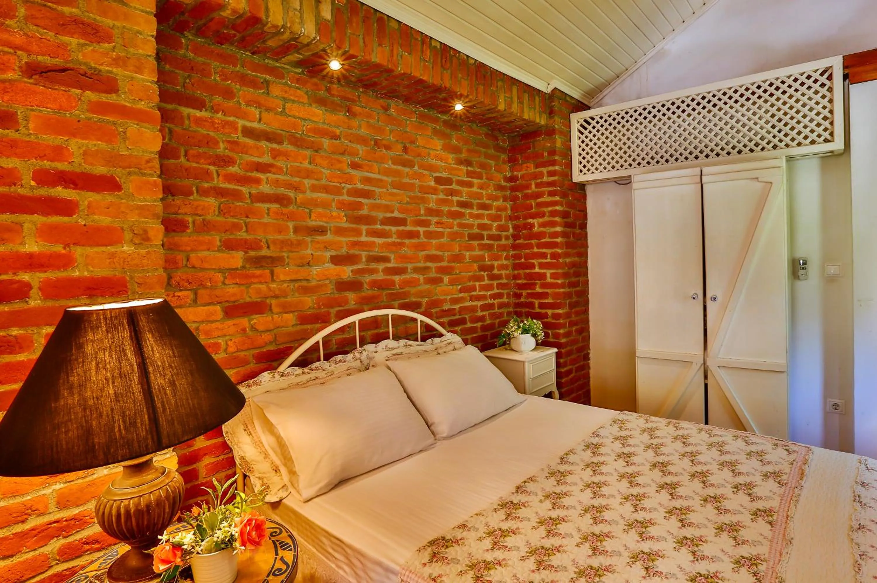 Photo of the whole room, Bed in Tranquilla River Lodge