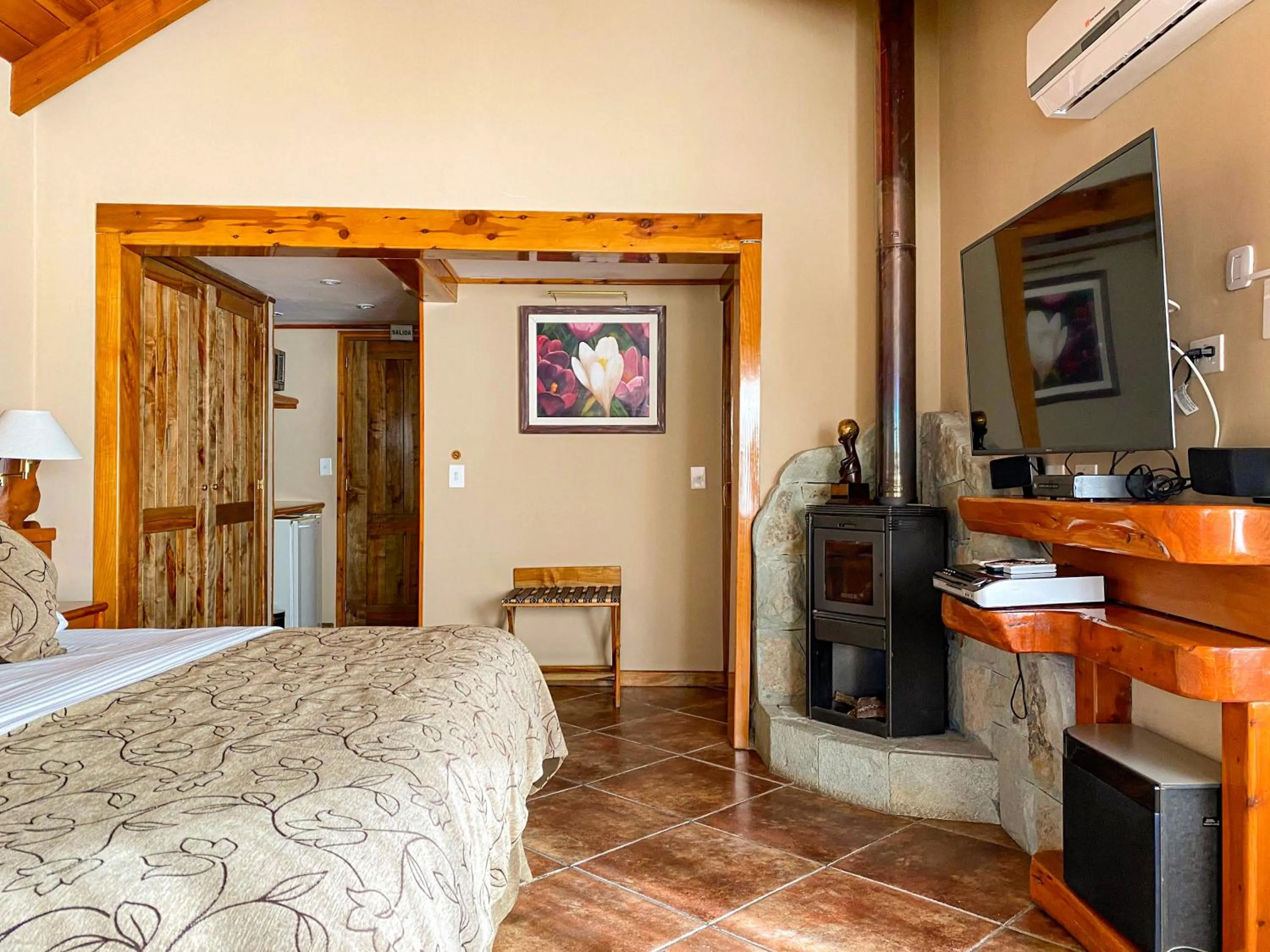 Photo of the whole room, Bed in Charming Luxury Lodge & Private Spa