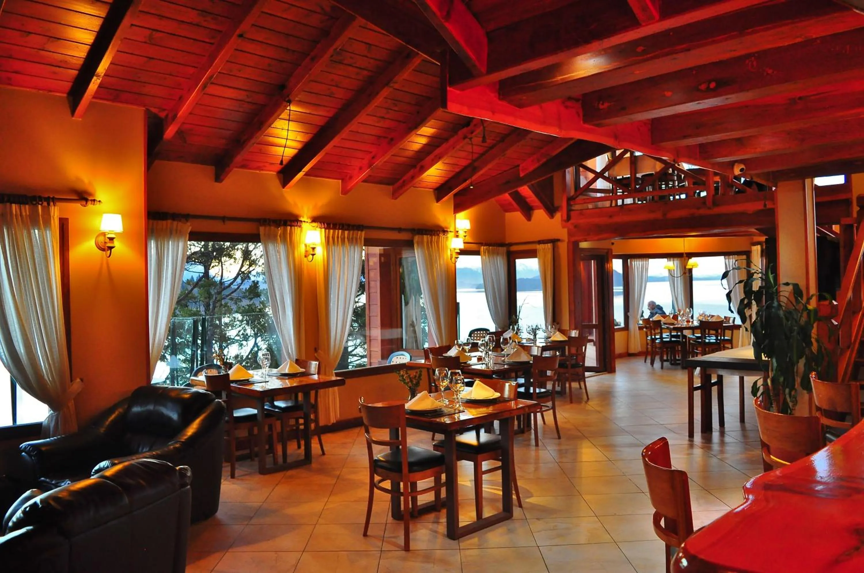 Restaurant/places to eat in Charming Luxury Lodge & Private Spa