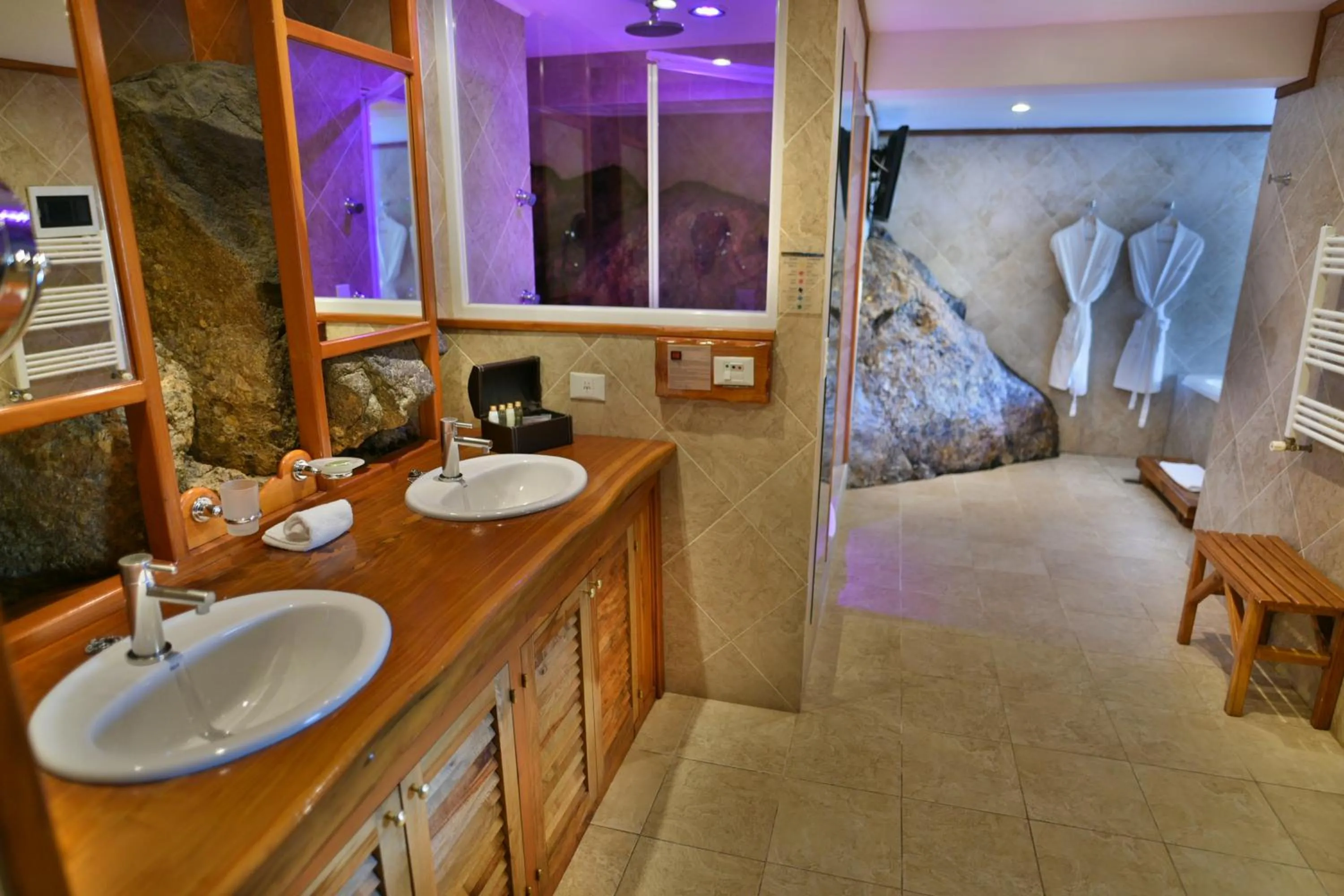 Bathroom in Charming Luxury Lodge & Private Spa