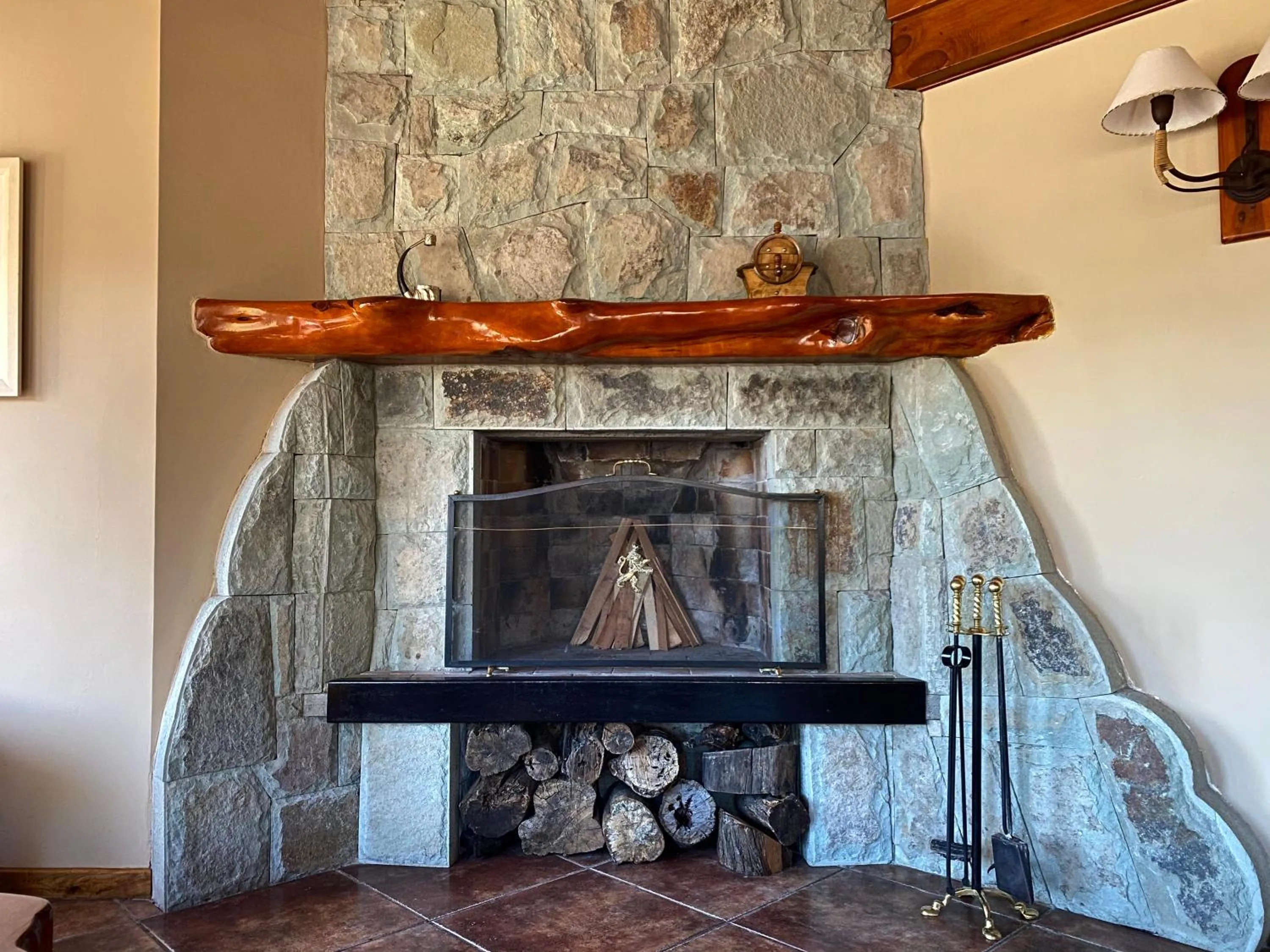 flat iron in Charming Luxury Lodge & Private Spa