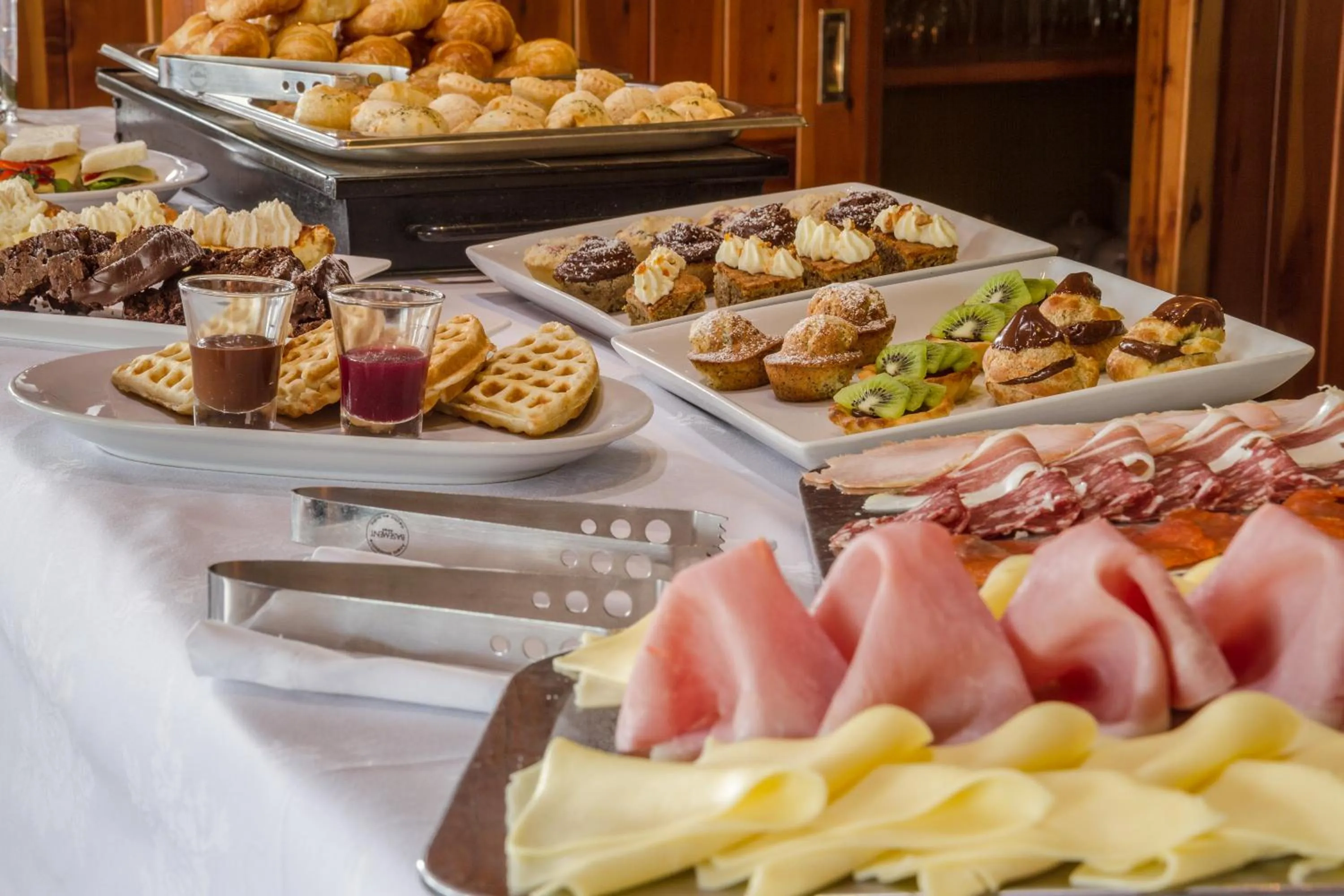 Breakfast in Charming Luxury Lodge & Private Spa