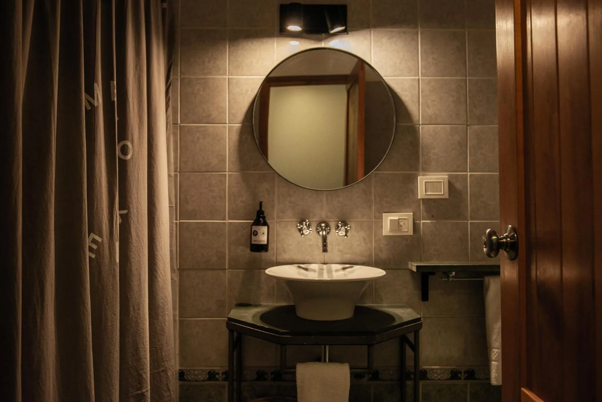 Bathroom in Peninsula Petit