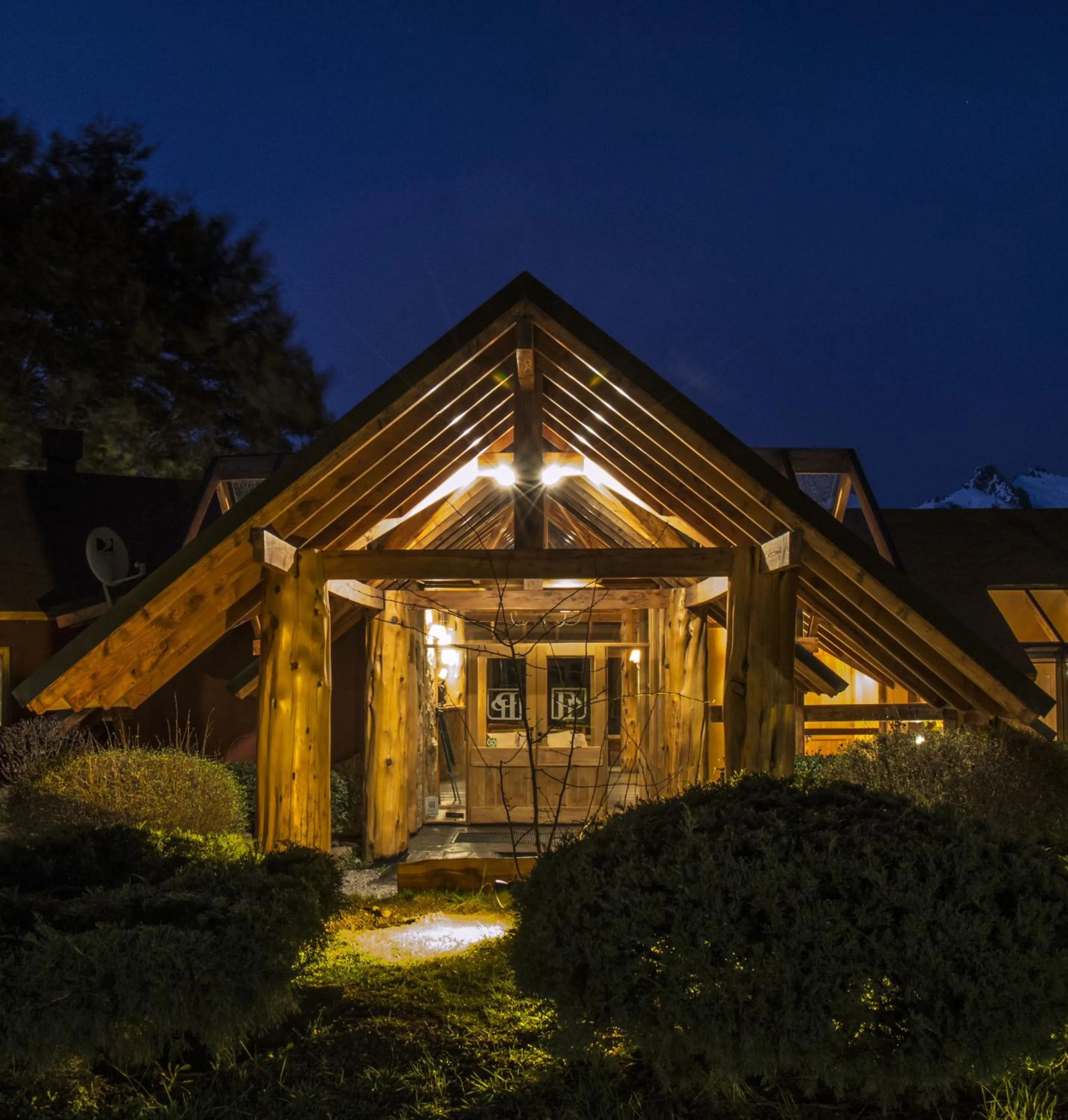 Facade/entrance in Peninsula Petit