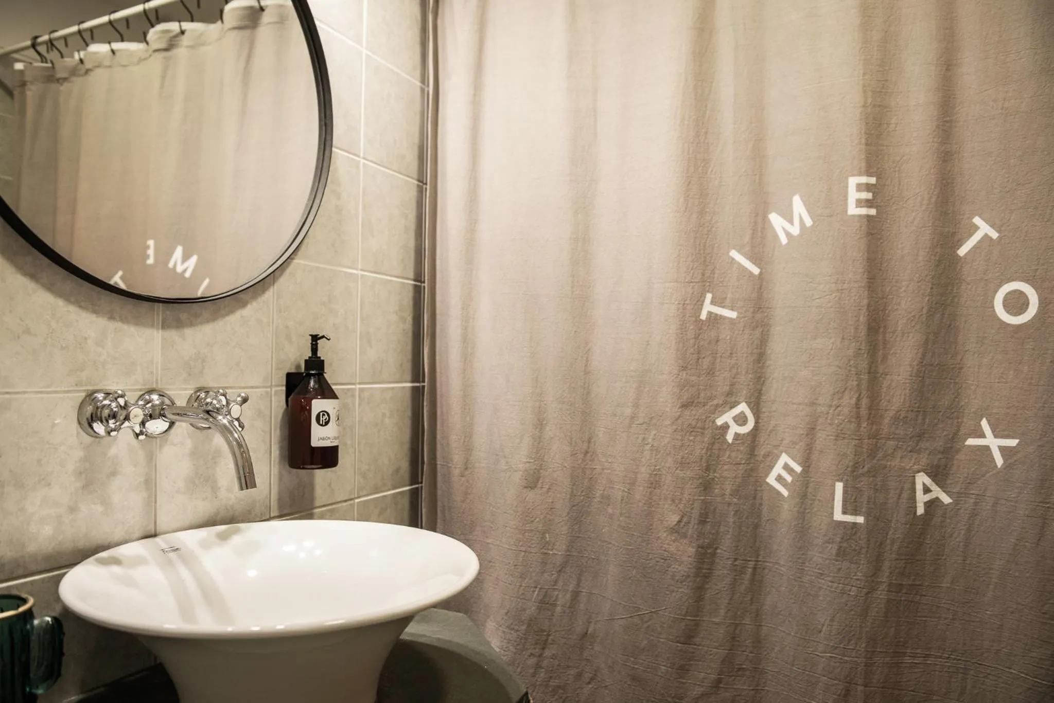 Bathroom in Peninsula Petit