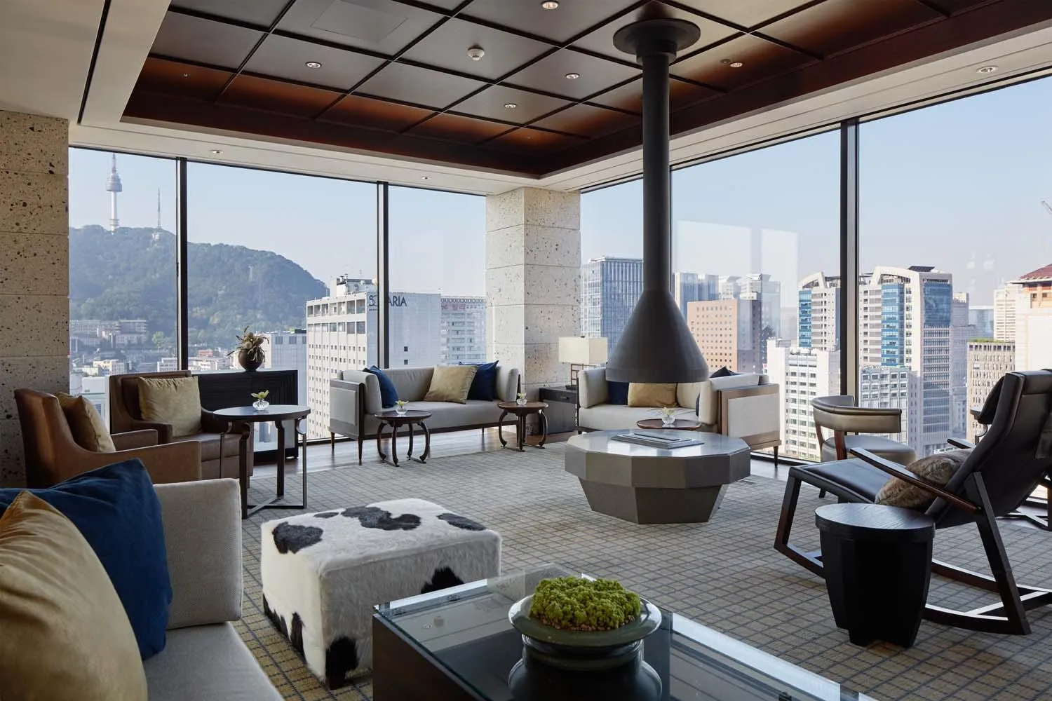 Premier Corner Twin Room with Breakfast & Club SKY Lounge in Royal Hotel Seoul