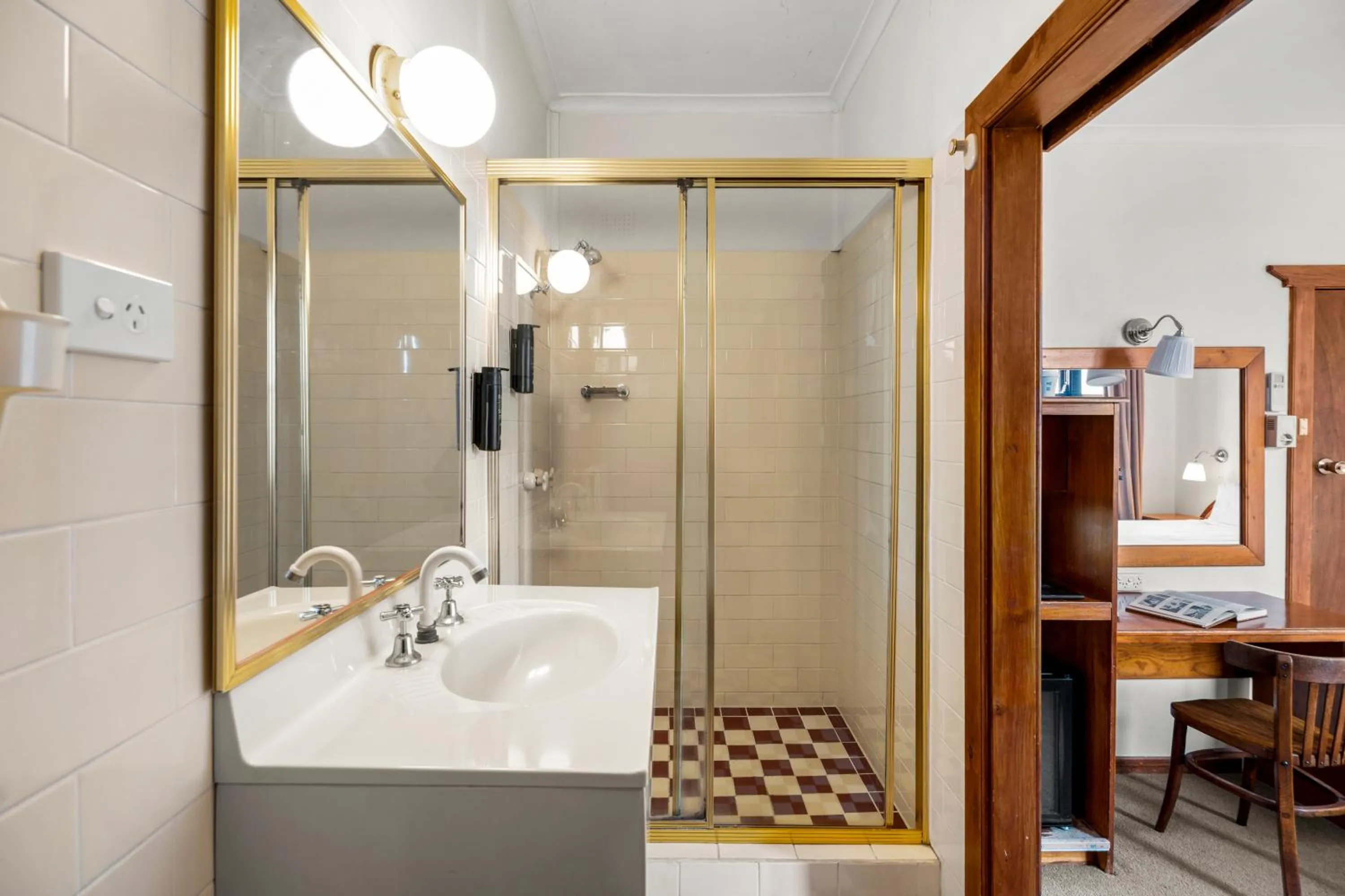 Shower in Metropole Katoomba