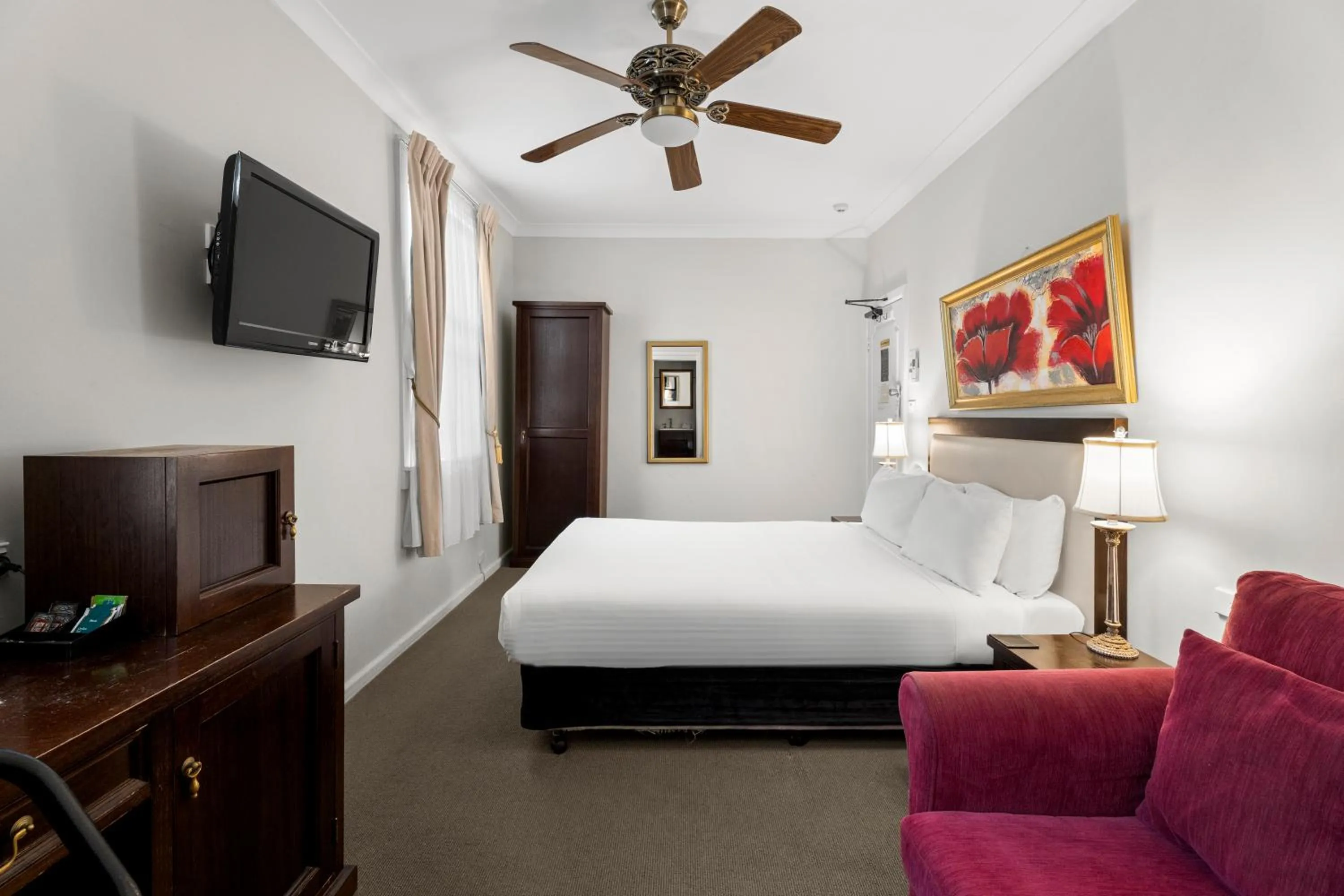 Photo of the whole room, Bed in Metropole Katoomba