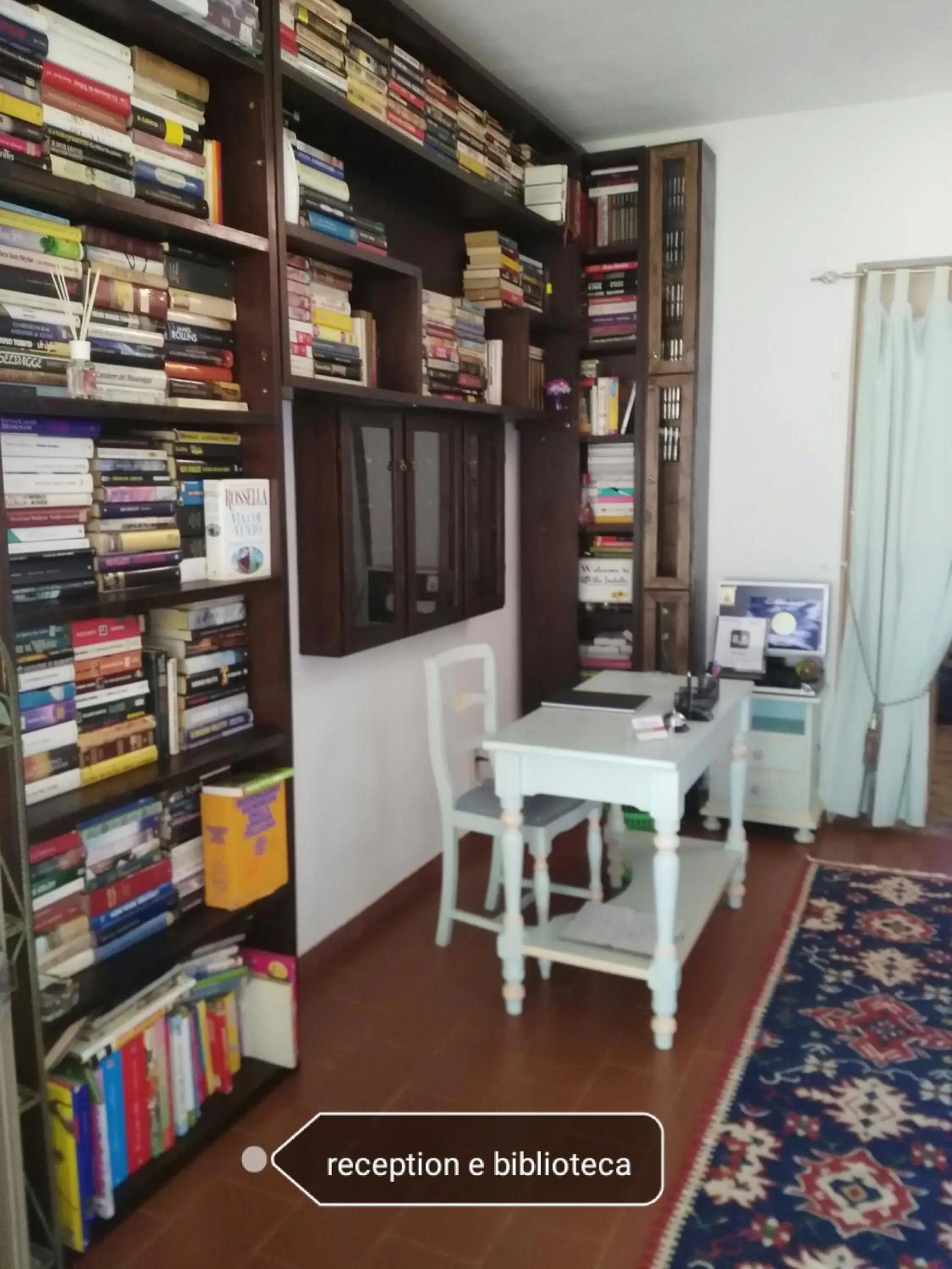 Library in Villa Isabella